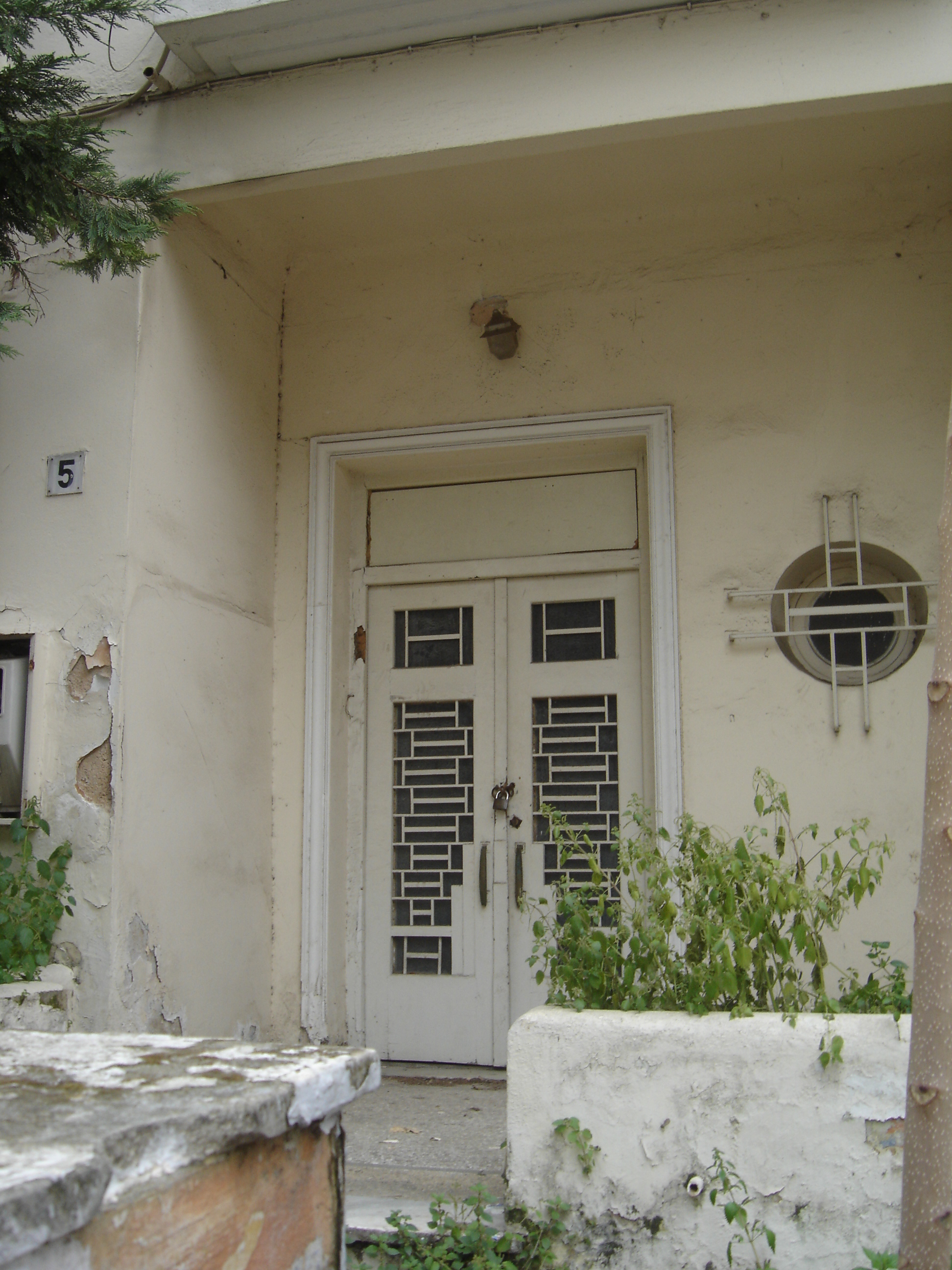 Entrance door and round window of the entrance