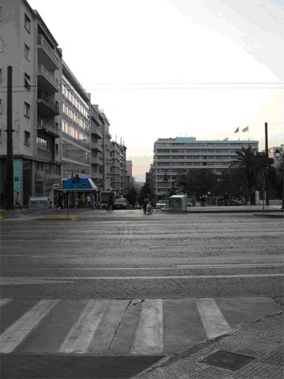 Εικόνα 3: Η οδός Όθωνος (στο βάθος), ιδωμένη από την πλατεία της Βουλής
