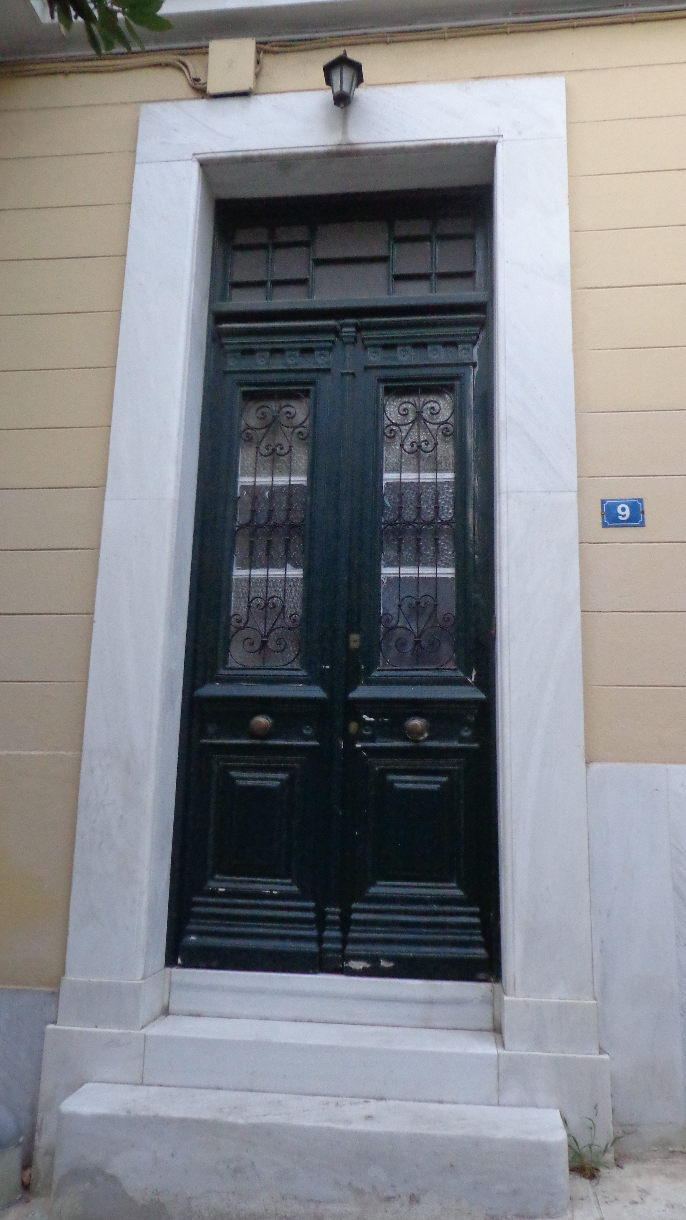View of the entrance on Koumarianou street