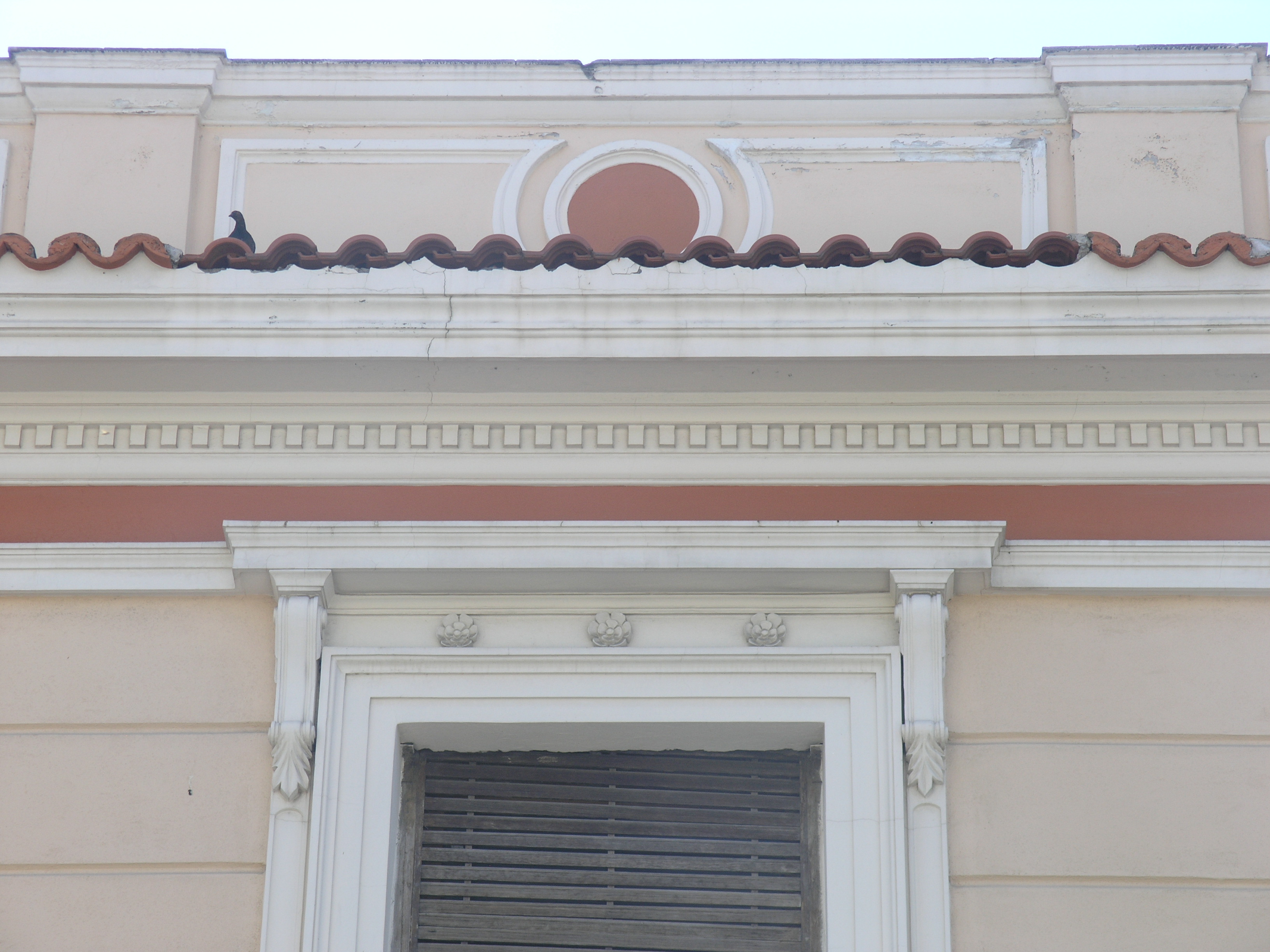 Λεπτομέρεια στέψης κύριας όψης