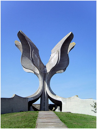 Λουλούδι από πέτρα. Πηγή: http:// http://uk.wikipedia.org/wiki/%D0%A4%D0%B0%D0%B9%D0%BB:KZ-Jasenovac-Denkmal-ugang.JPG