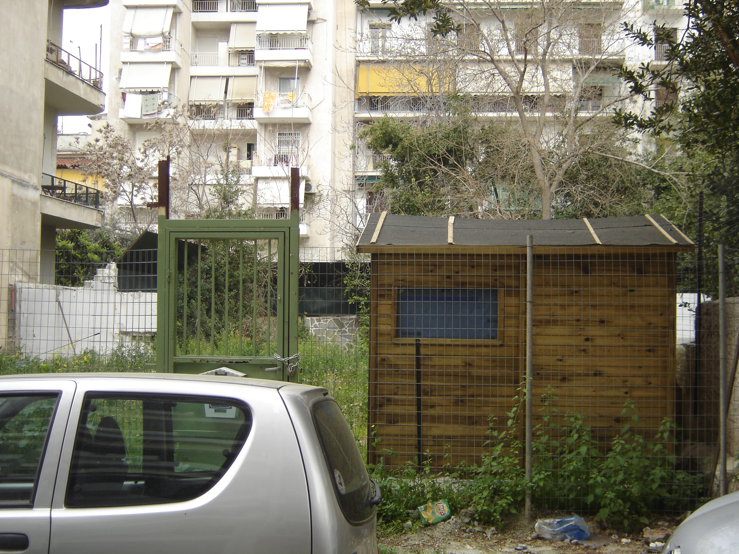 Ξύλινη κατασκευή στο οικόπεδο