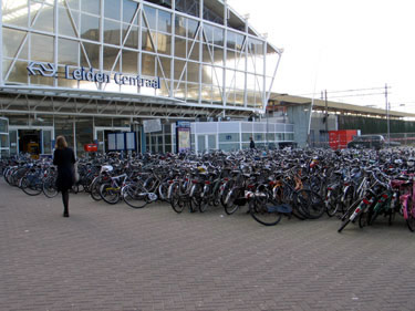 Ποδήλατα στο σταθμό
του τραίνου περιμένουν..