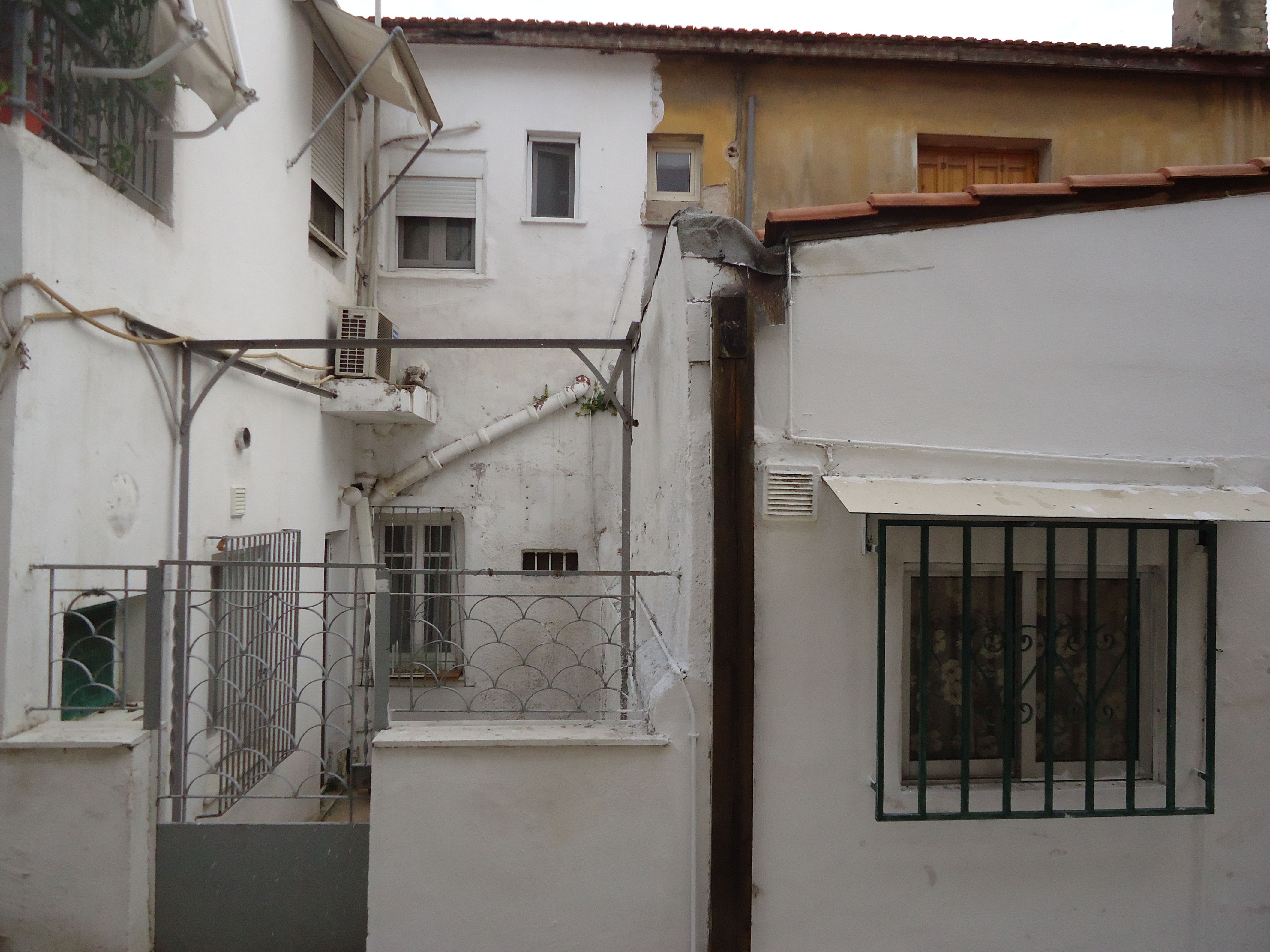Λεπτομέρεια πρόχειρων κατασκευών στη βόρεια πλευρά του κτιρίου