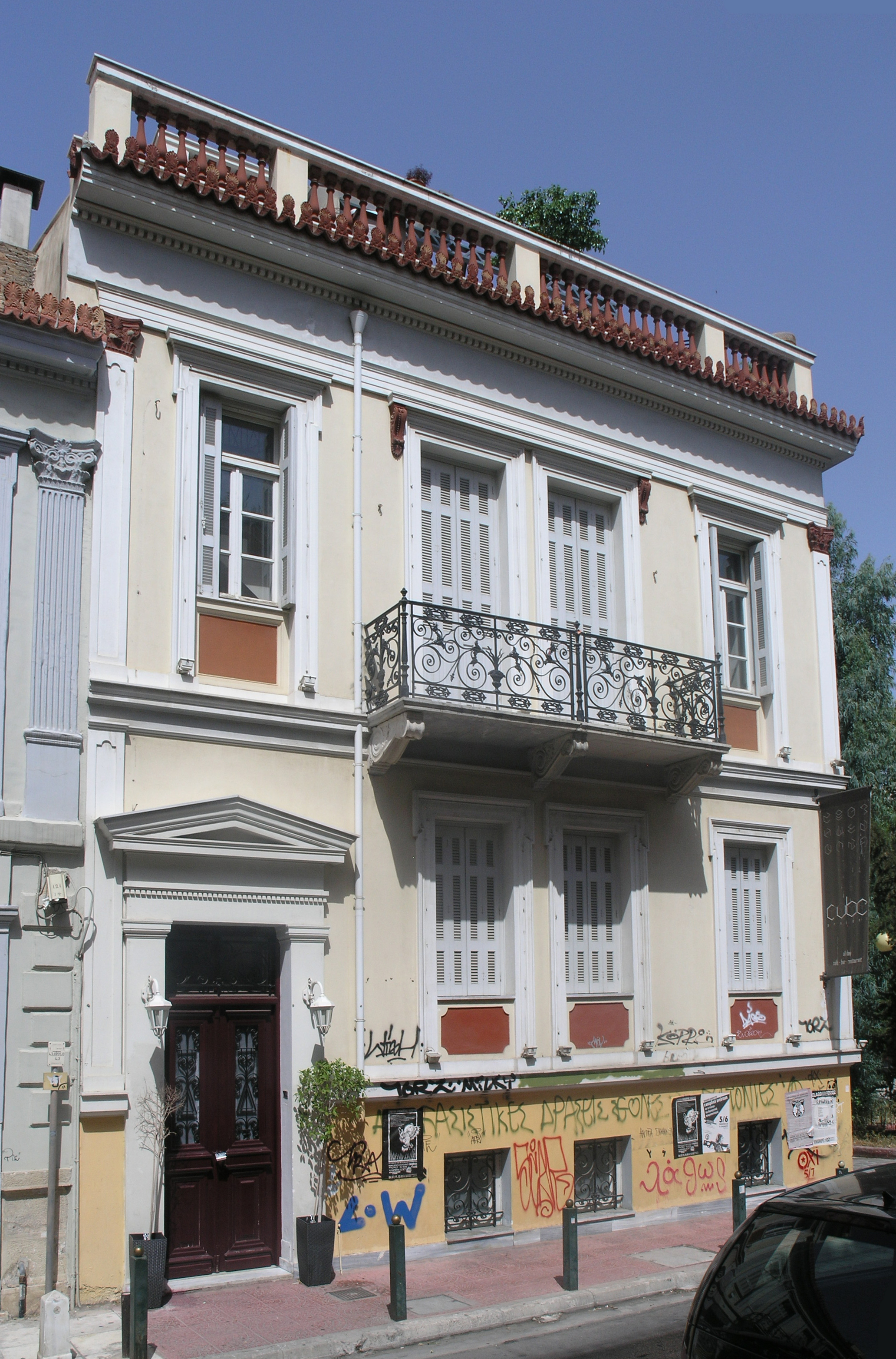 Όψη επί της οδού Αγησιλάου