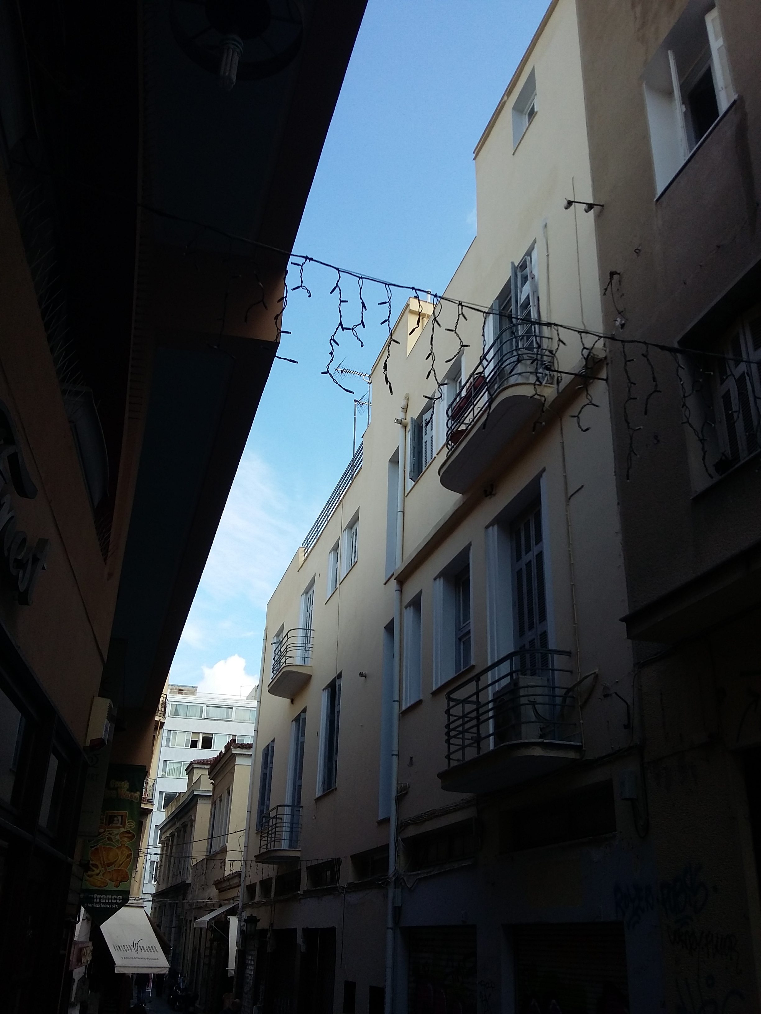 Γενική όψη επί της οδού Μνησικλέους