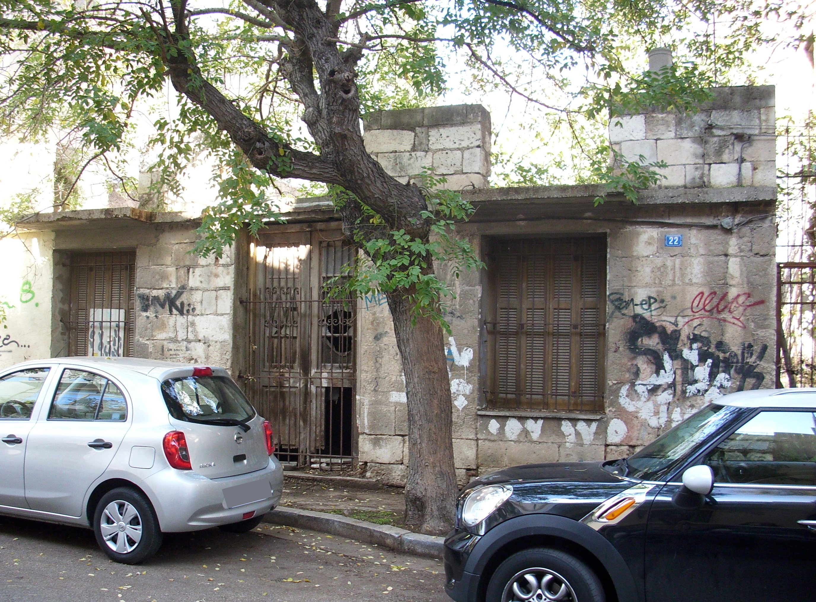 View of the façade on Kallisperi Nikolaou street