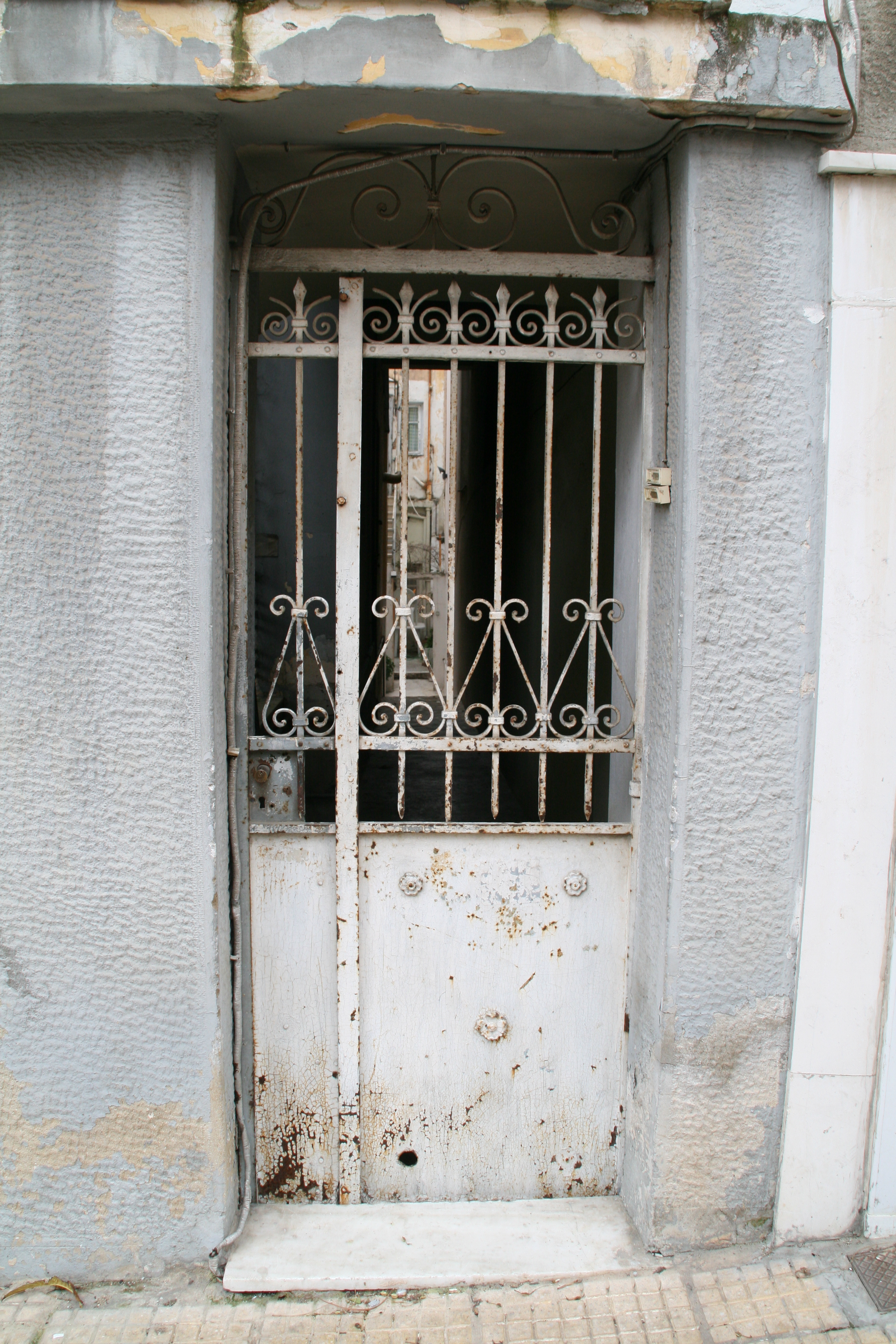 General view of courtyard door (2014)