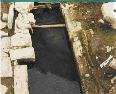 Εικόνα 9: Τμήμα της κτιστής κοίτης του ποταμού κοντά στην πλατεία του Αγ. Φιλίππου, κατά την ανασκαφή της από την Αμερικάνικη Αρχαιολογική Σχολή. (Από το ΥΠΠΟ 2000, 22)