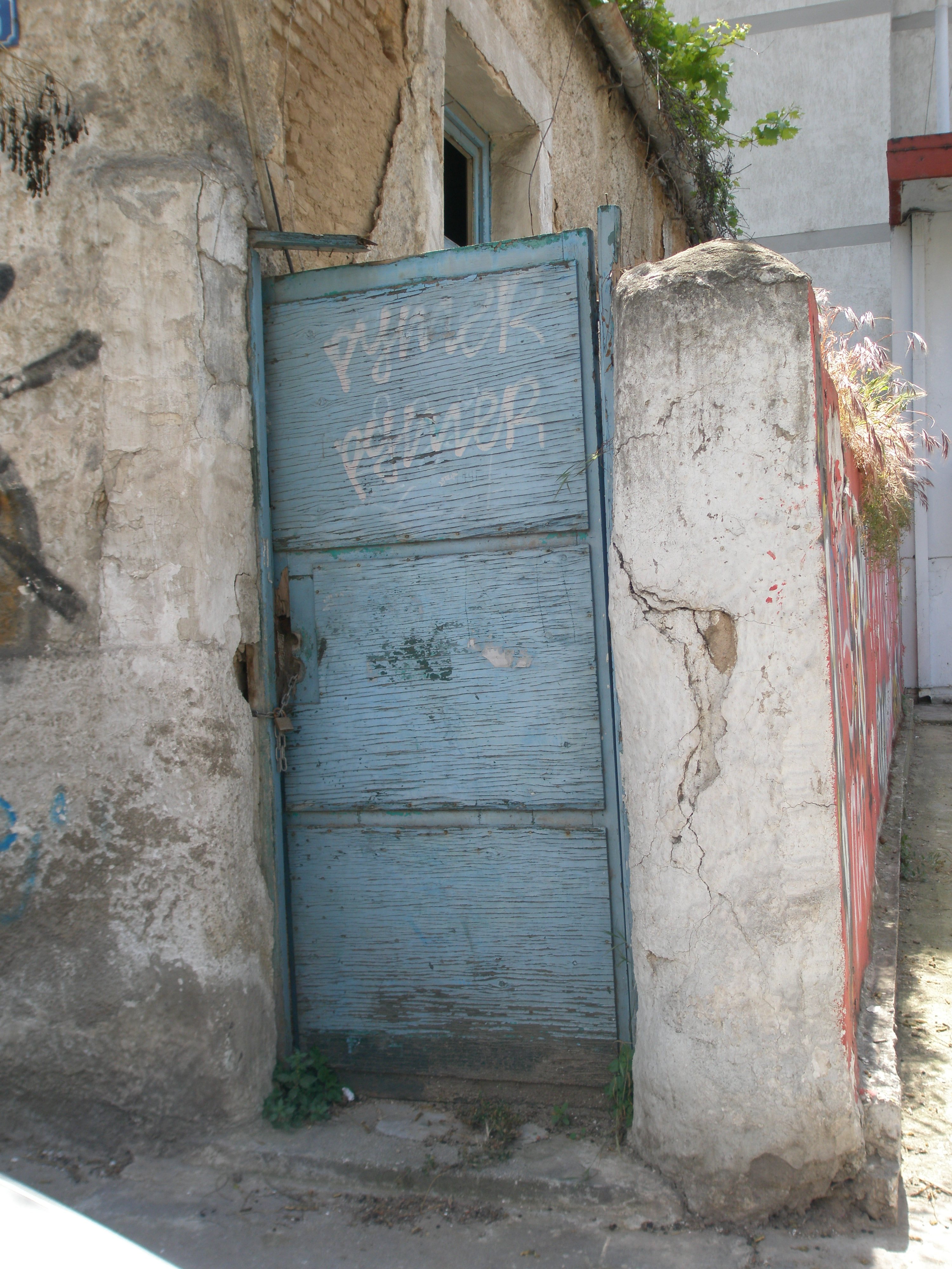 General view of yard door (2013)