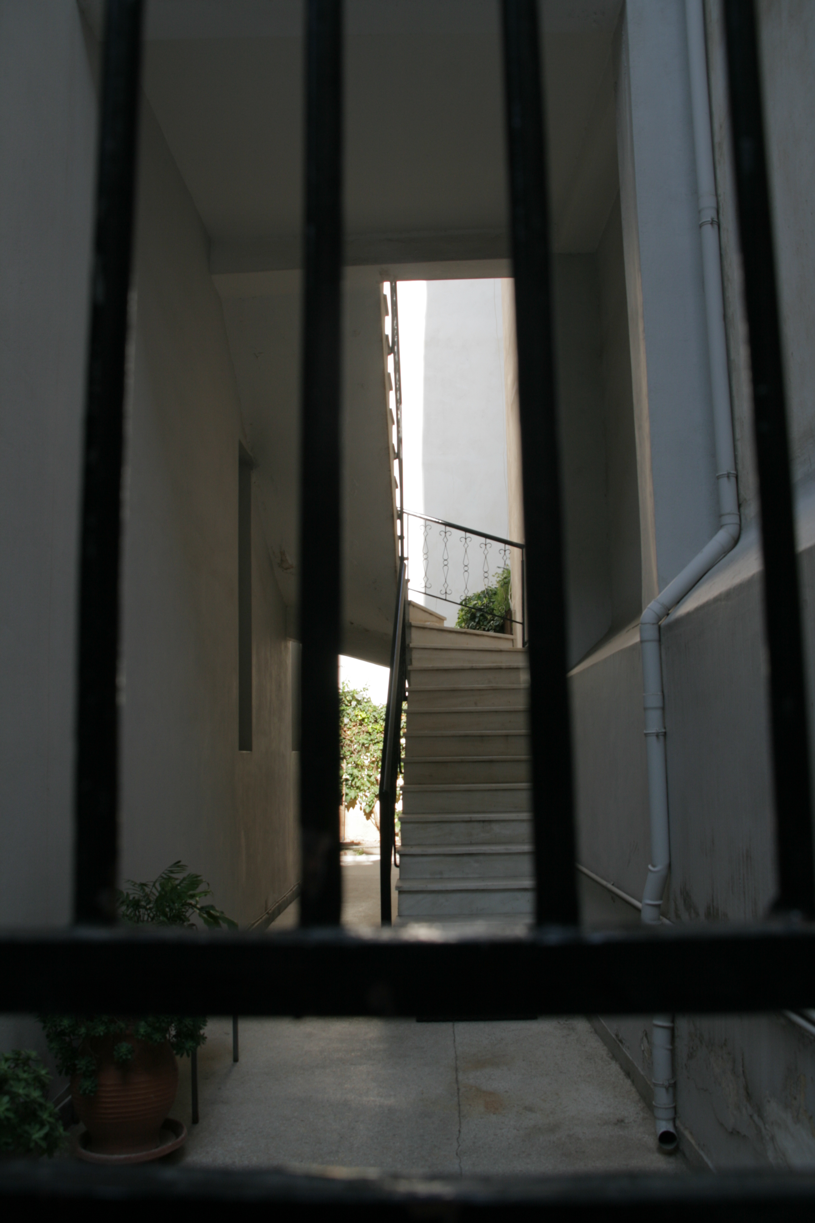 Λεπτομέρεια εσωτερικής αυλής και κλιμακοστασίου
