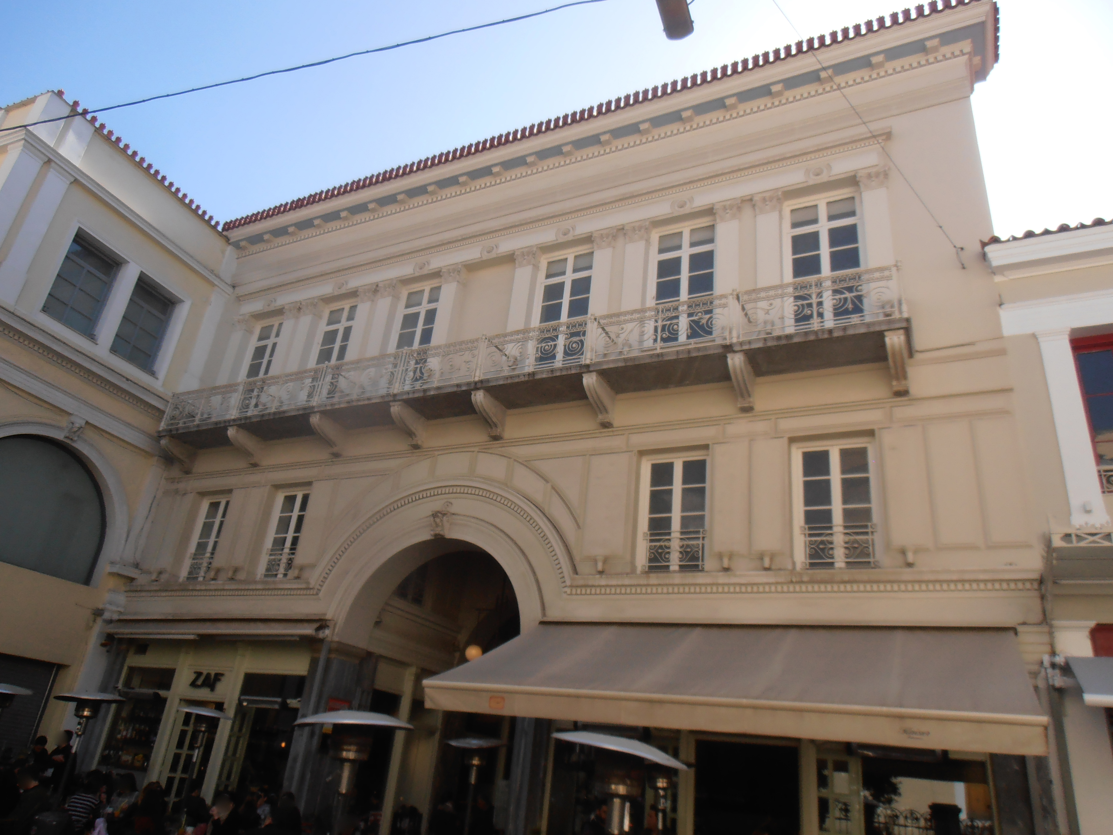 Γενική όψης επί της πλατείας Αγίας Ειρήνη