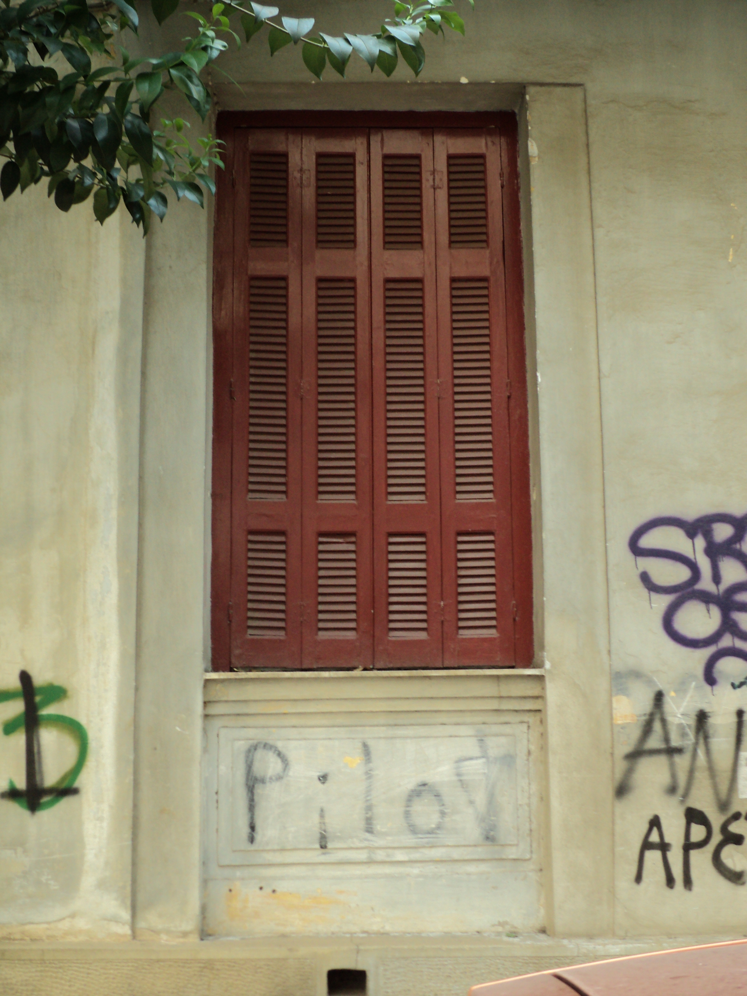 Window on the west facade on Dramas Street (2016)