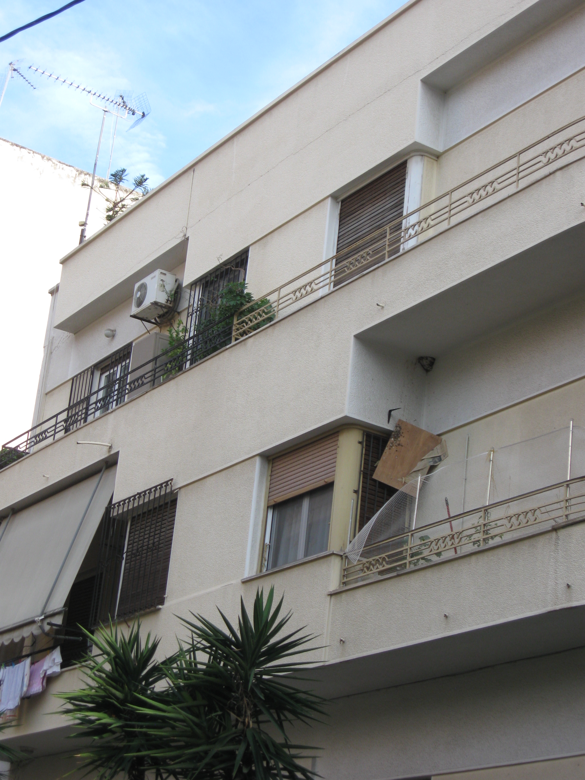 Κοντινή άποψη ενός έρκερ και του δεύτερου ορόφου