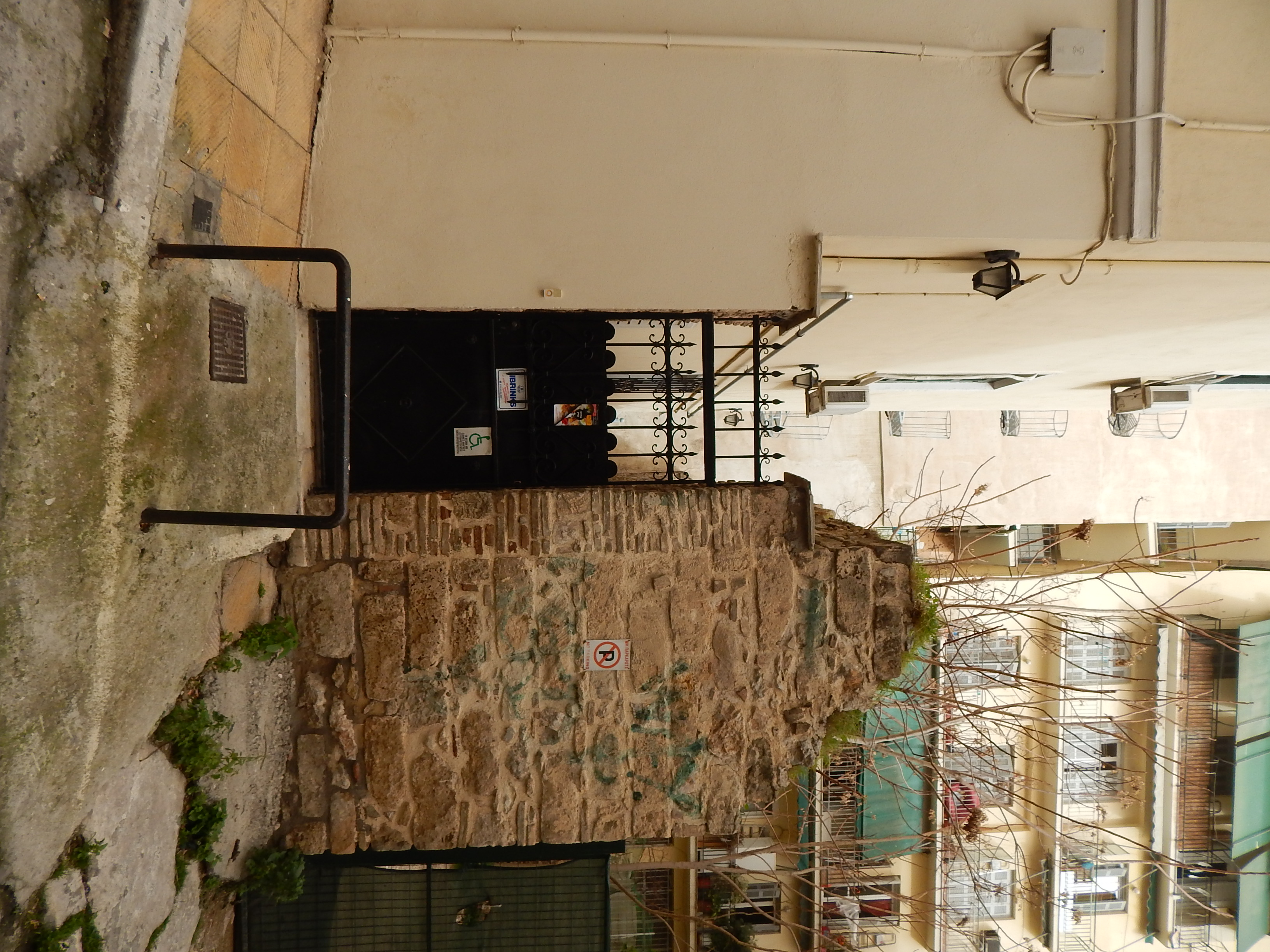 General view of yard's entrance door