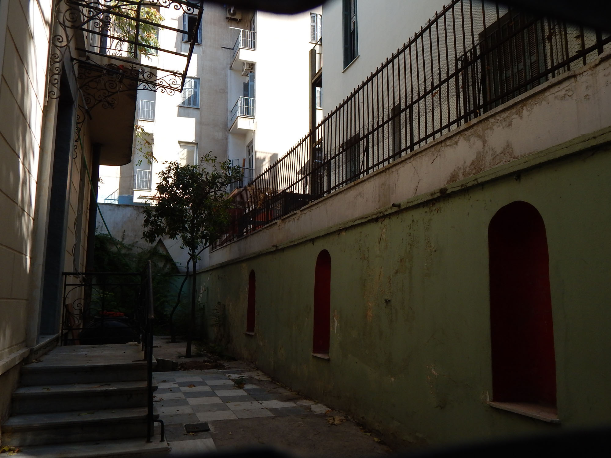 Άποψη της αυλής (2014)