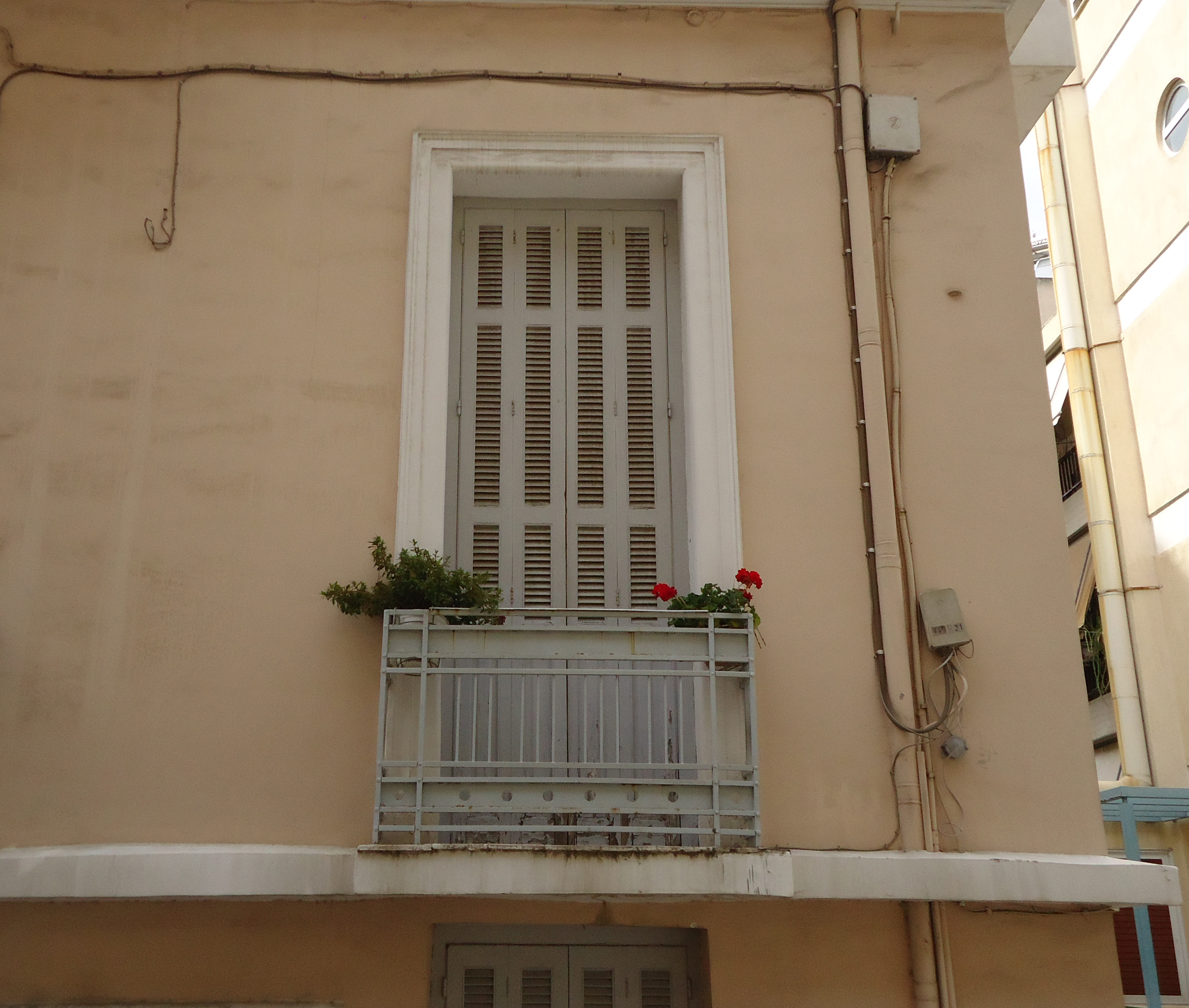 Detail of the main facade, balcony of the elevated ground-floor (2015)