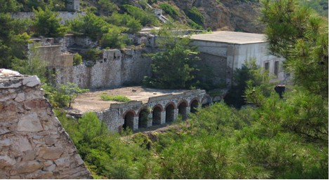 Τα ερειπωμένα κτήρια των παλιών μεταλλευτικών εγκαταστάσεων