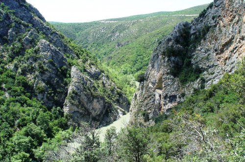 Η σκήτη του Αγ. Νικάνωρα δίπλα στον ποταμό Αλιάκμονα