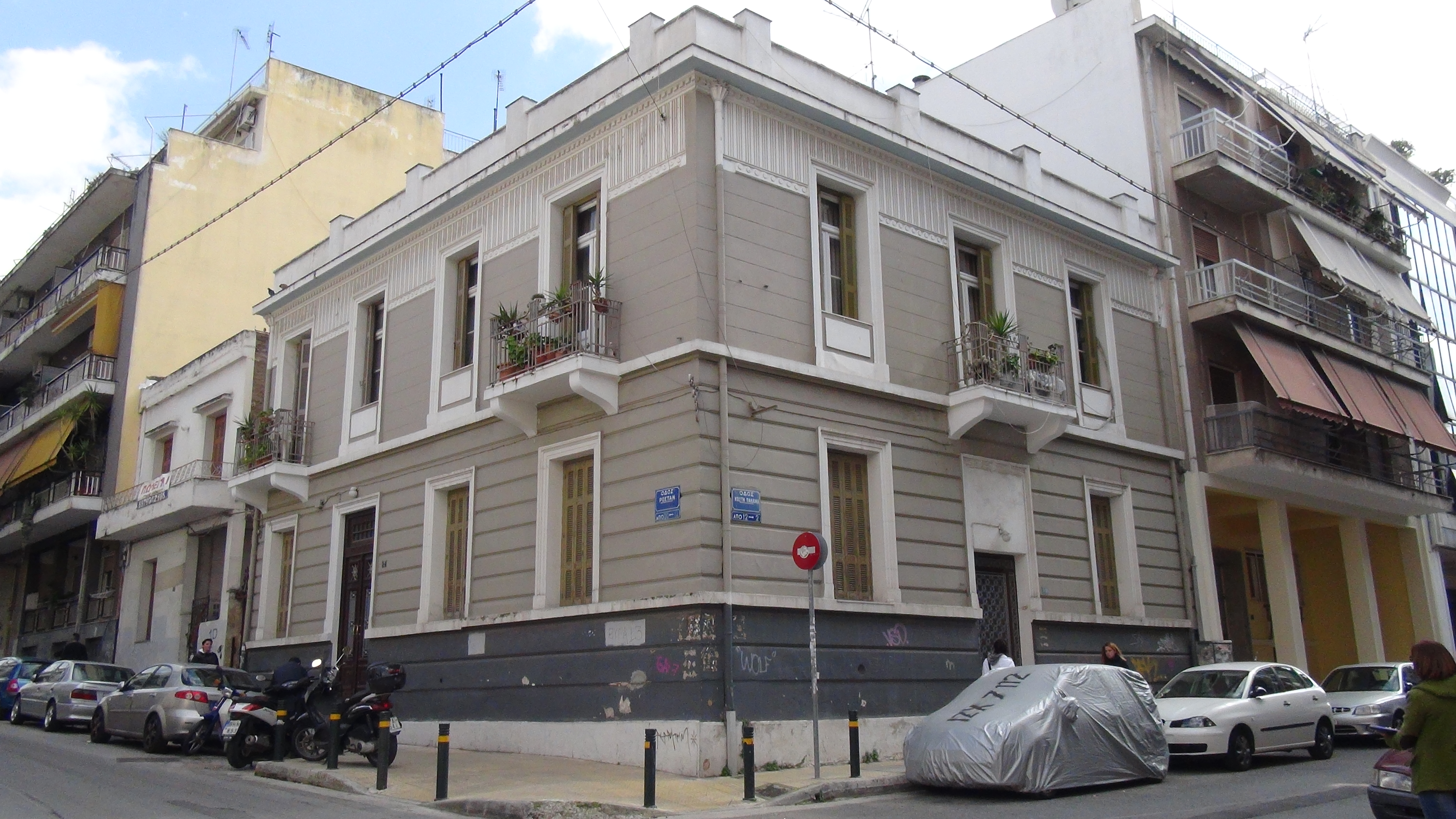 Άποψη της πρόσοψης και της πλαϊνής όψης του κτηρίου