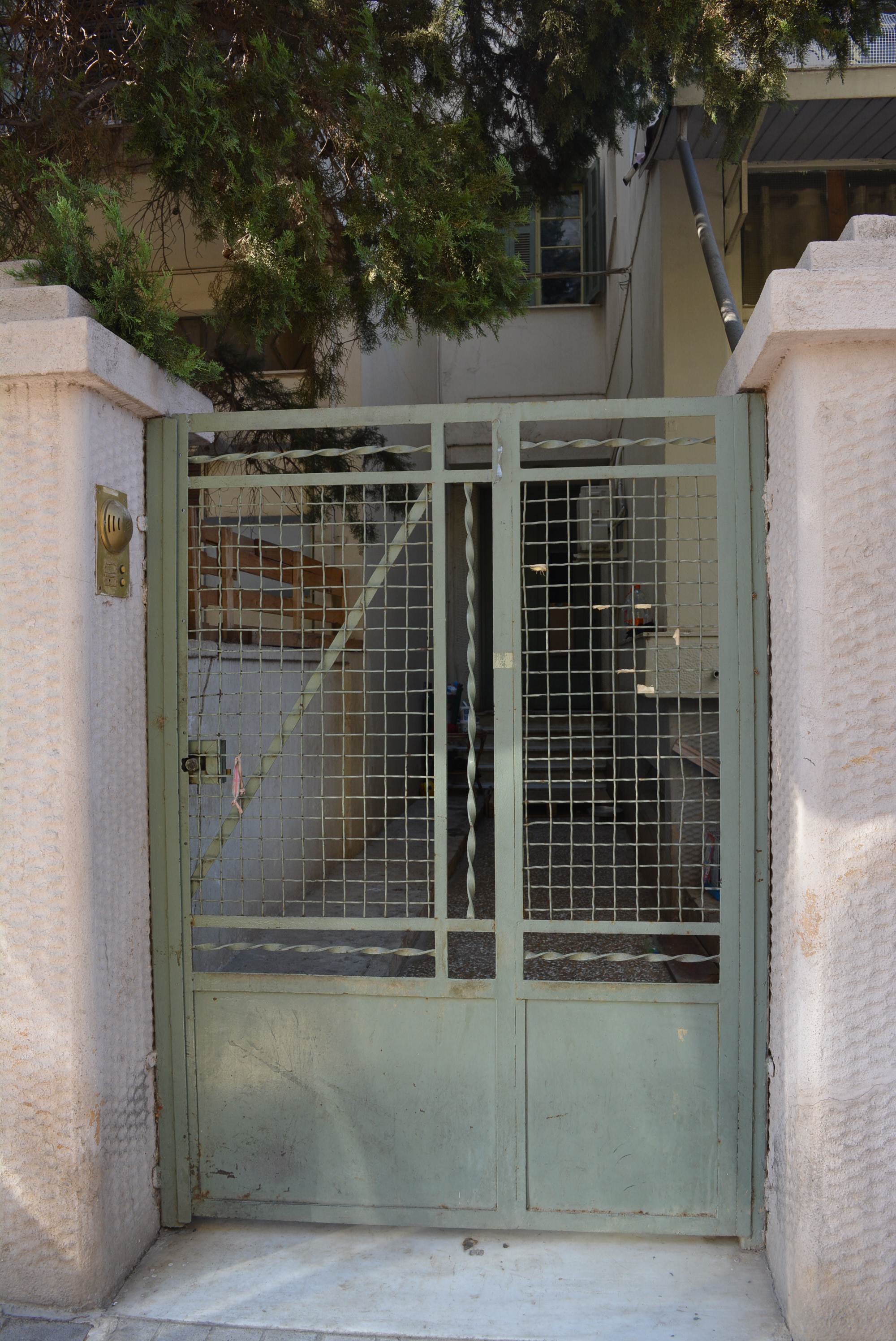 Γενική έκκεντρης αριστερής εισόδου - αυλόθυρας