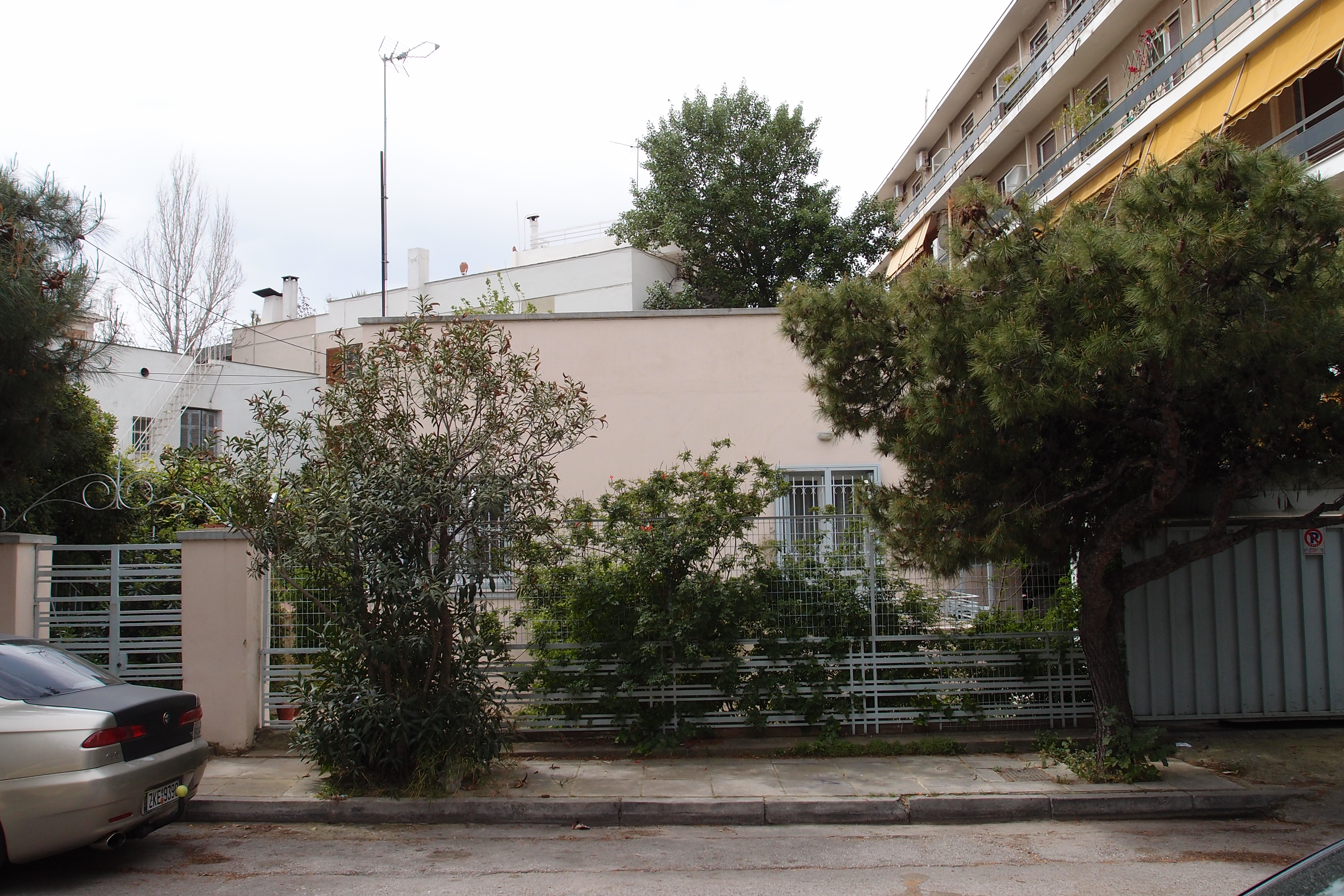 Όψη προς το δρόμο και μπροστινός κήπος