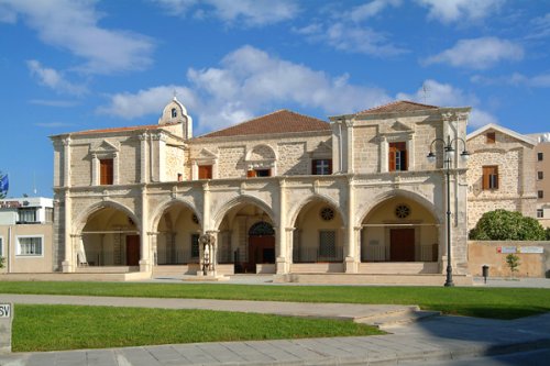 Το Μοναστήρι των Καθολικών Καλογραιών με τον ναό του Αγίου Ιωσήφ στην ομώνυμη πλατεία της Λάρνακας, κτισμένα το 1844 από τους ευπατρίδες της γαλλικής παροικίας της Λάρνακας.