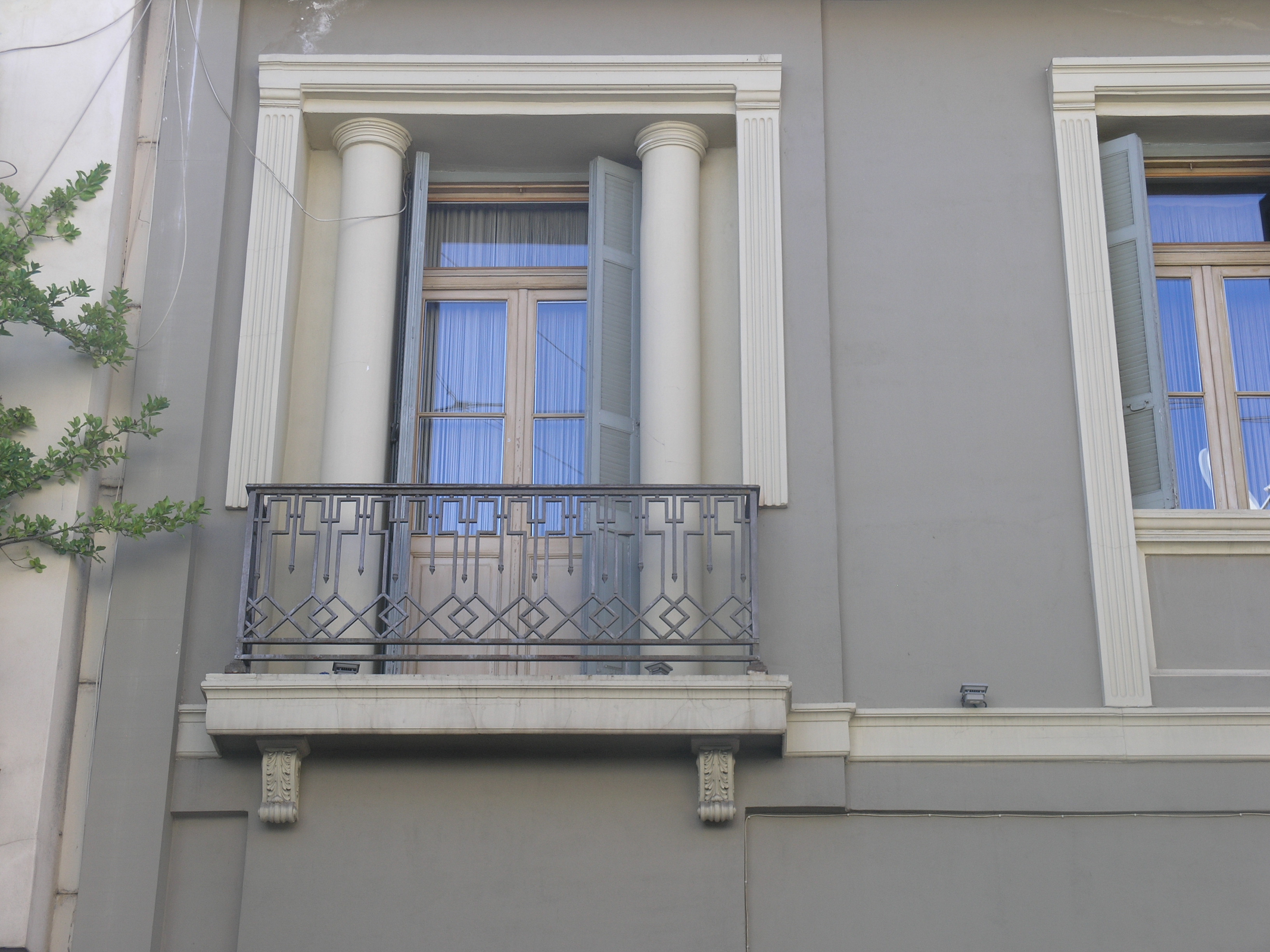 General view of aperture with balcony