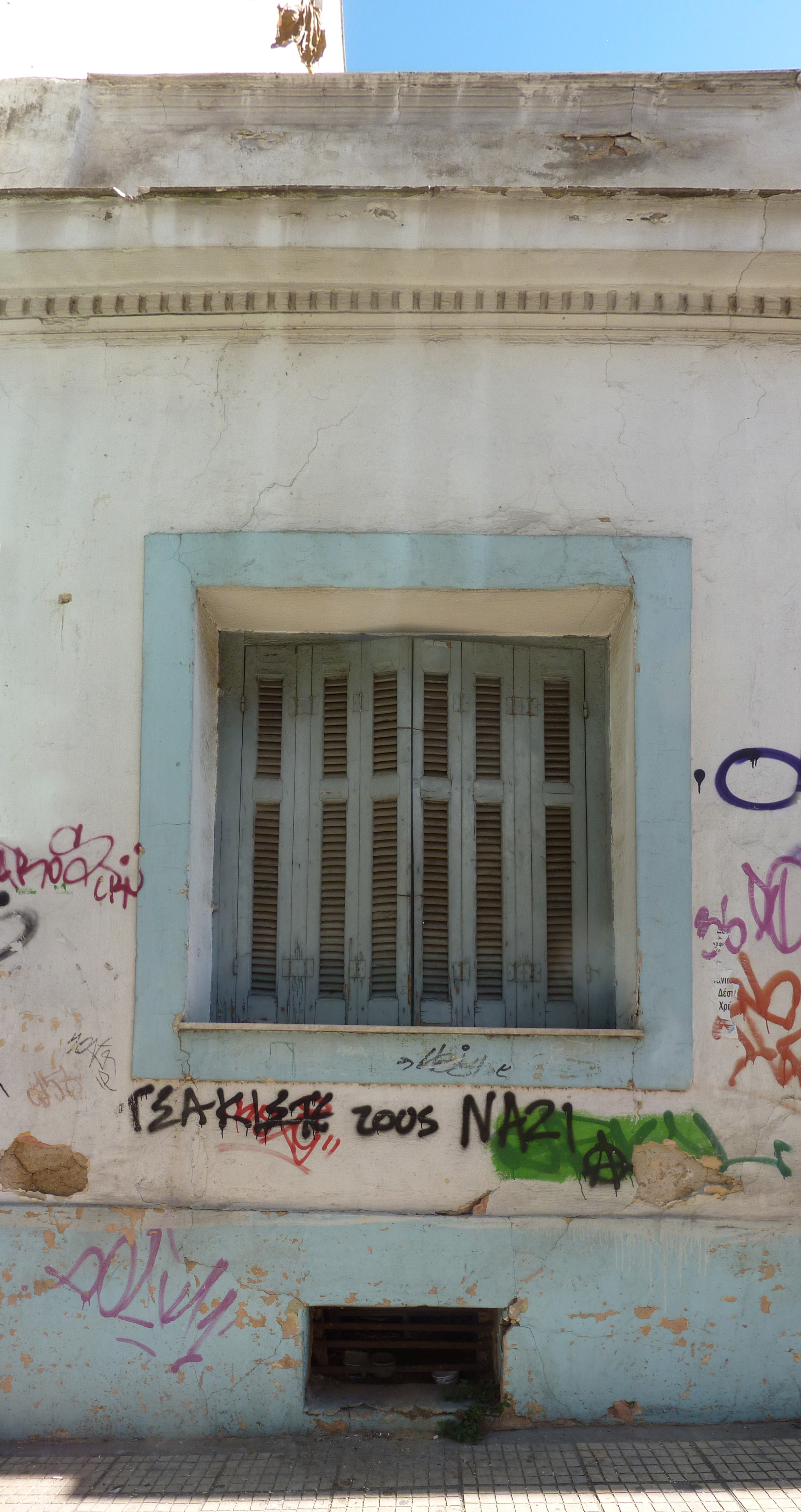 Γενική παραθύρου και λεπτομέρεια της όψης του αριστερού ανεξάρτητου κτίσματος, επί της Βρυάξιδος