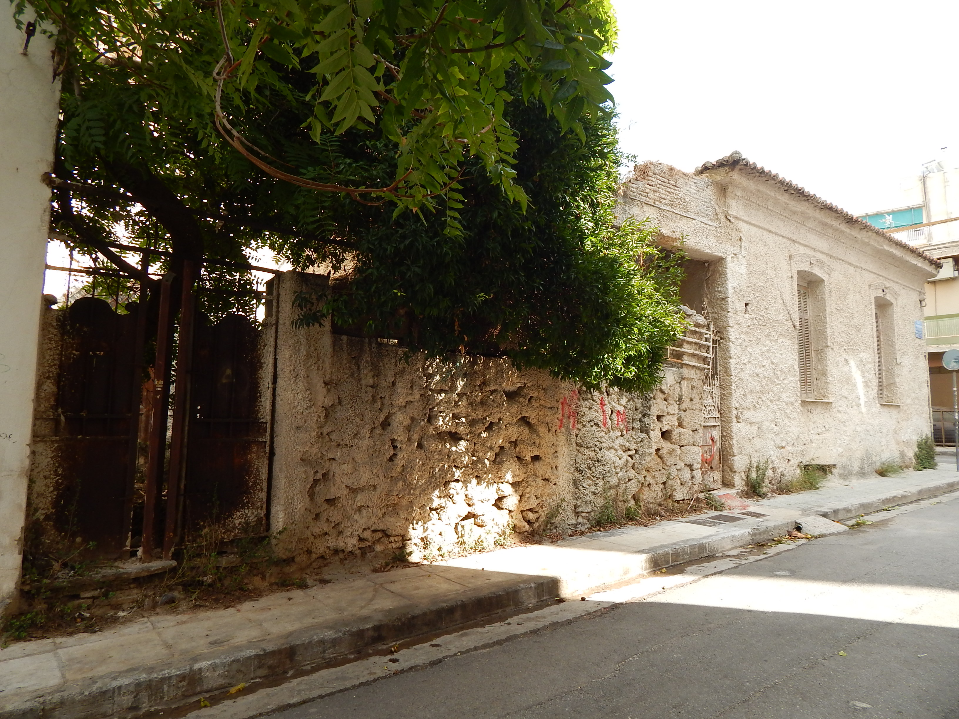 General façade view on Anthidonos Street (2015)