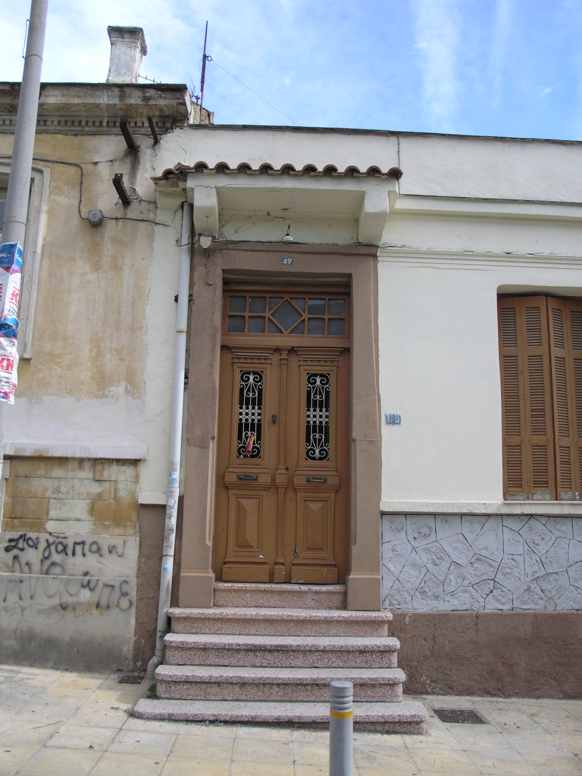 General view of entrance door (2015)
