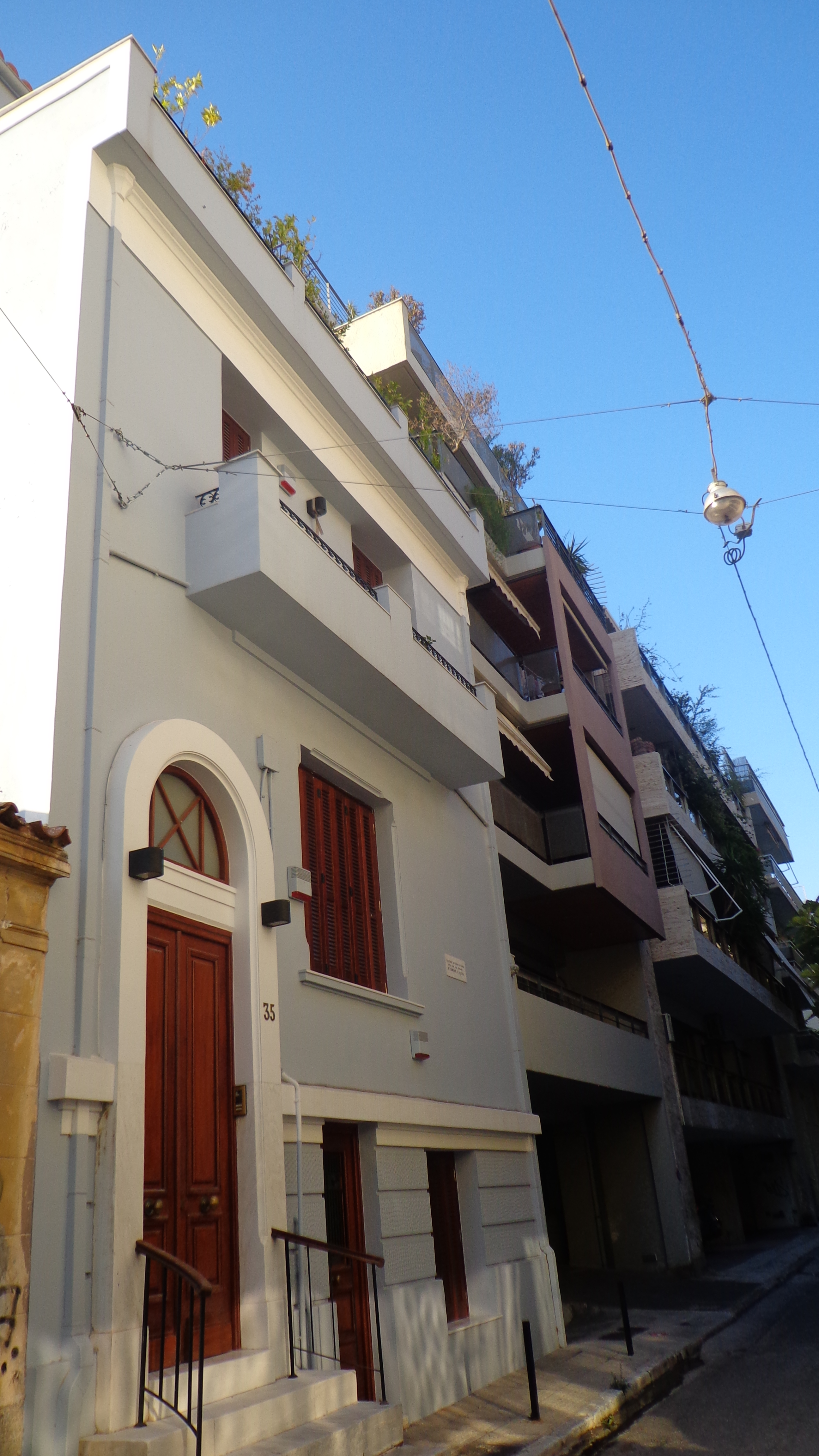 Κεντρική θύρα με τόξο