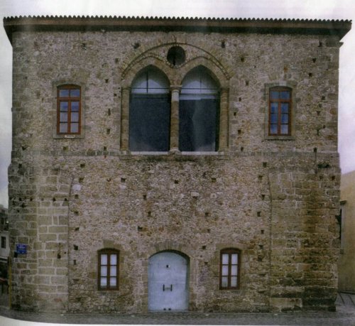 Εξωτερική άποψη του κτηρίου του Μεγάλου Αρσεναλίου, στα Χανιά (Πηγή: Γ.Κίζης, “Το Μεγάλο Αρσενάλι”, Διεθνής Επιθεώρηση Αρχιτεκτονικής, Δομές, τ.68,04/2008,σ.60-65).
