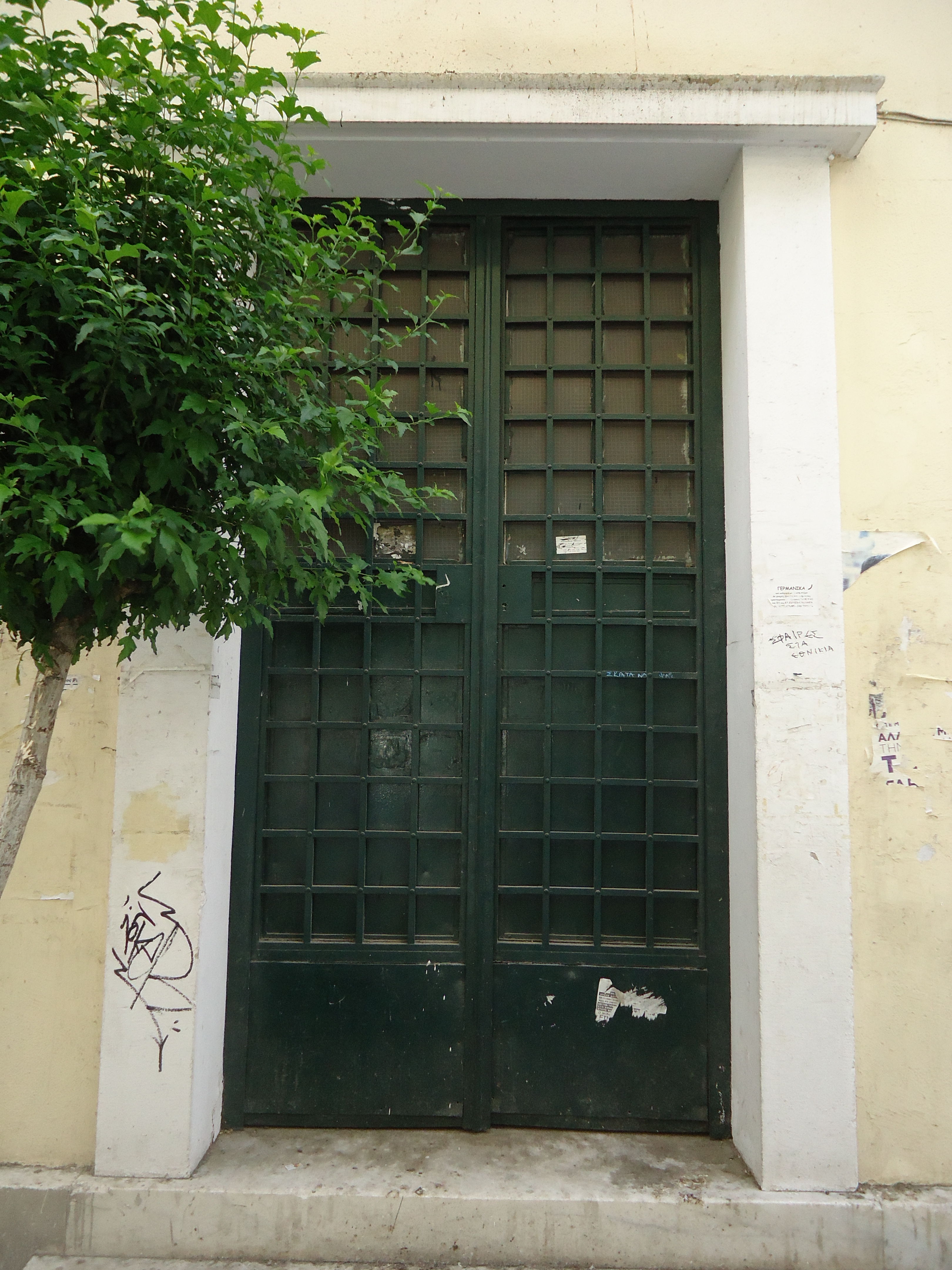 View of entrance of the elementary school ward from Pratinou str.