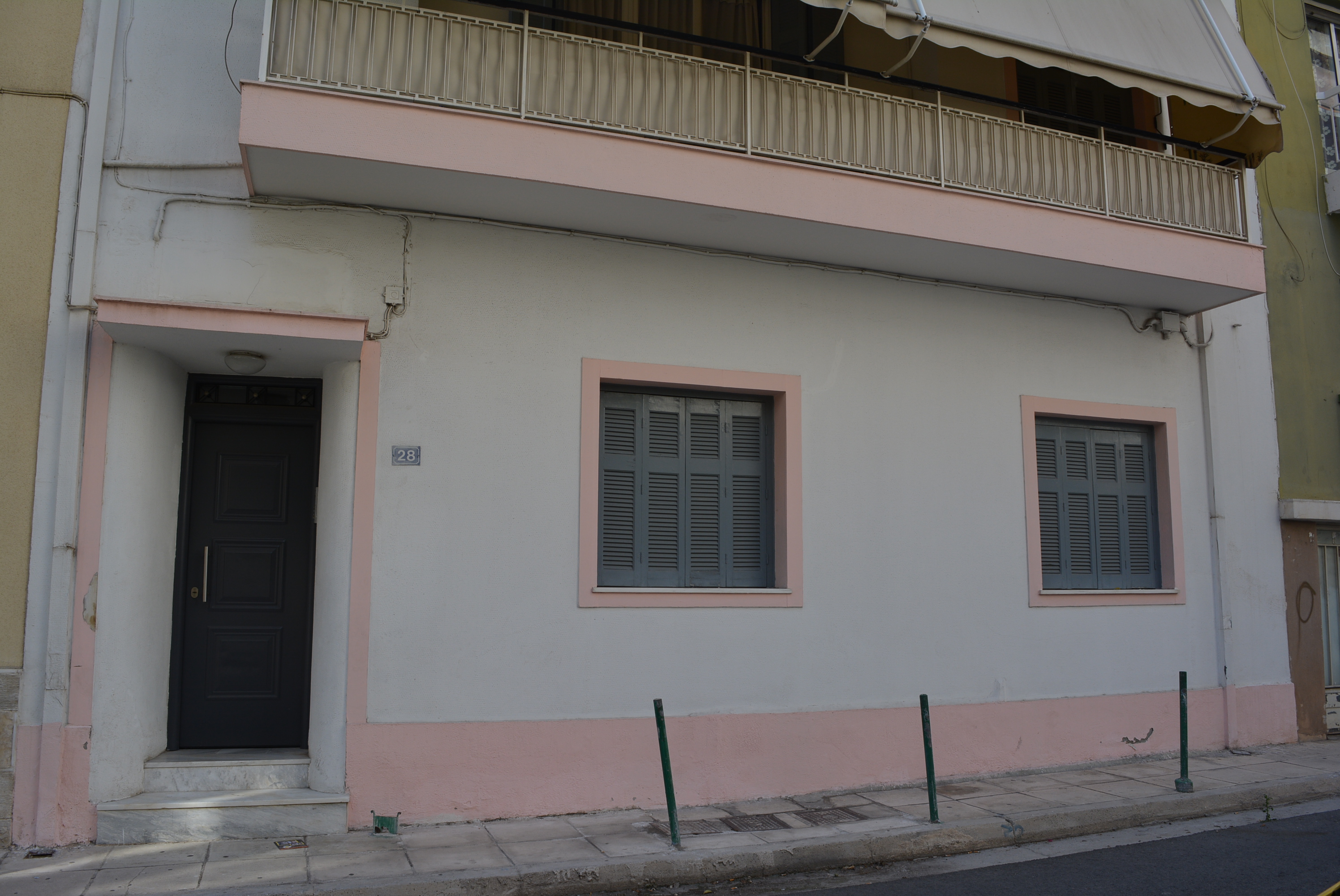 View of the main entrance and the windows