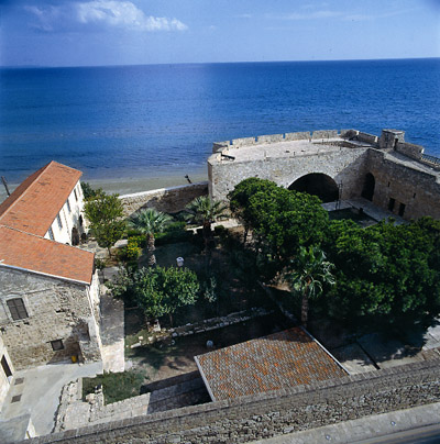 Το κάστρο της Λάρνακας θεμελιώθηκε από τους Βυζαντινούς τον 12 αιώνα μ.Χ. για να προστατεύσει το νέο λιμάνι του βυζαντινού τότε Κιτίου. Αναβαθμίσθηκε από τους Φράγκους Λουζινιανούς Βασιλιάδες της Κύπρου τον 14ο αι. και μετά την κατάληψη της Αμμοχώστου από τους Γενουάτες. Ανατινάχθηκε από τους Ενετούς κατά την Οθωμανική επίθεση του 1570 για να μη χρησιμοποιηθεί από τους Τούρκους. Το 1625 επιδιορθώθηκε από τους Οθωμανούς και πήρε τη μορφή που έχει σήμερα.