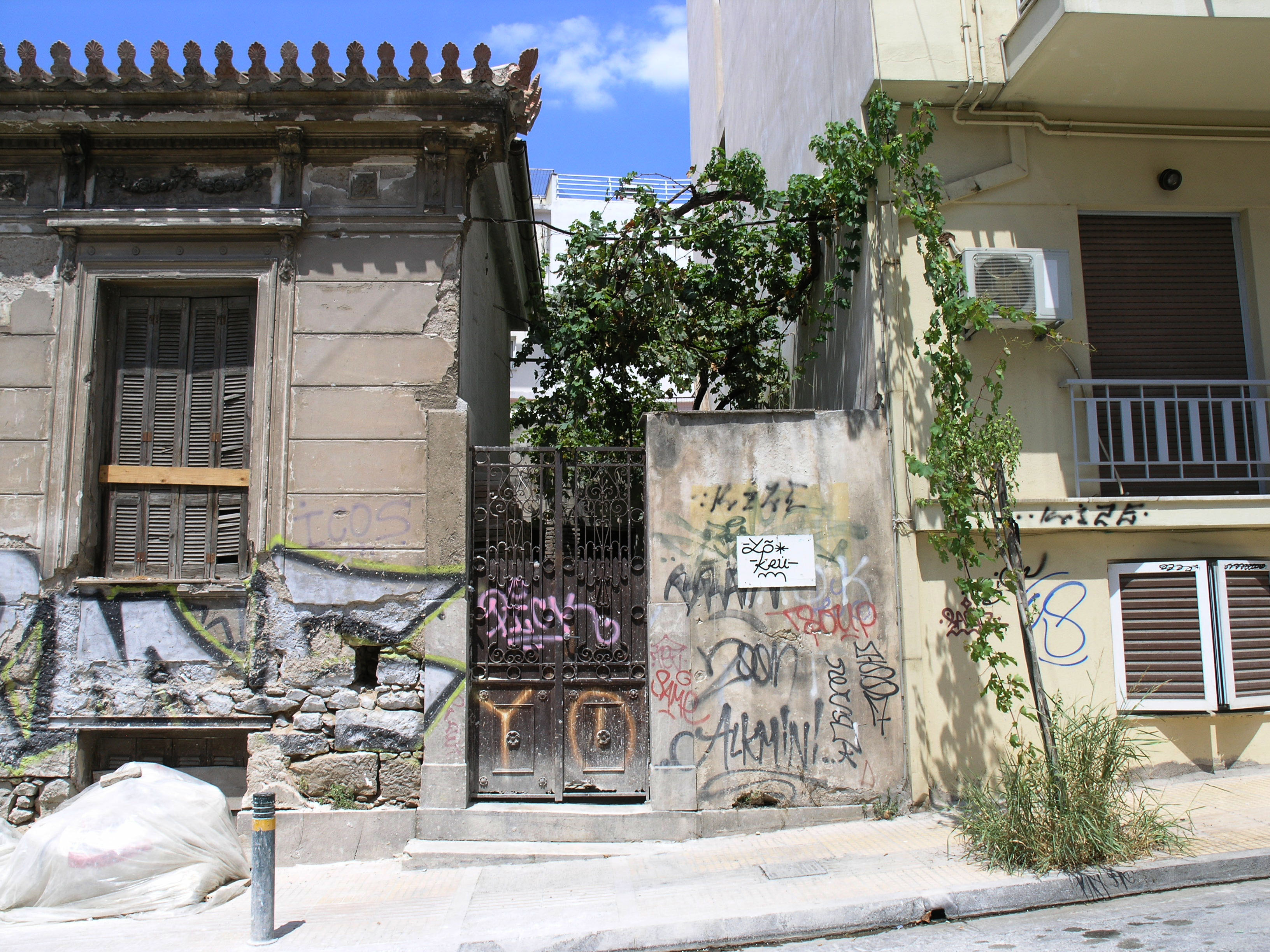 Detail of the side and view of the yard door (2015)