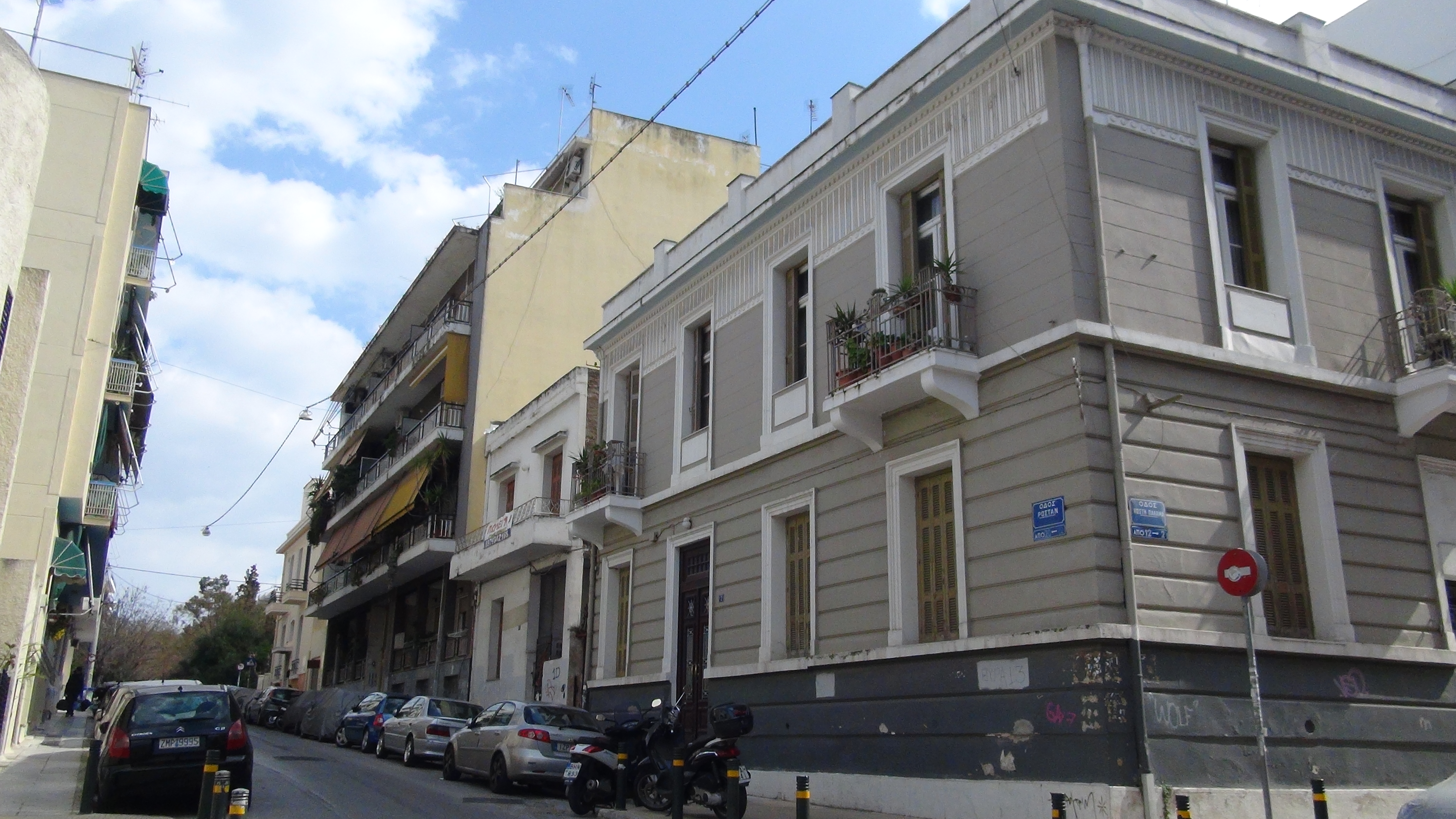 Άποψη της πρόσοψης και της οδού Ροστάν