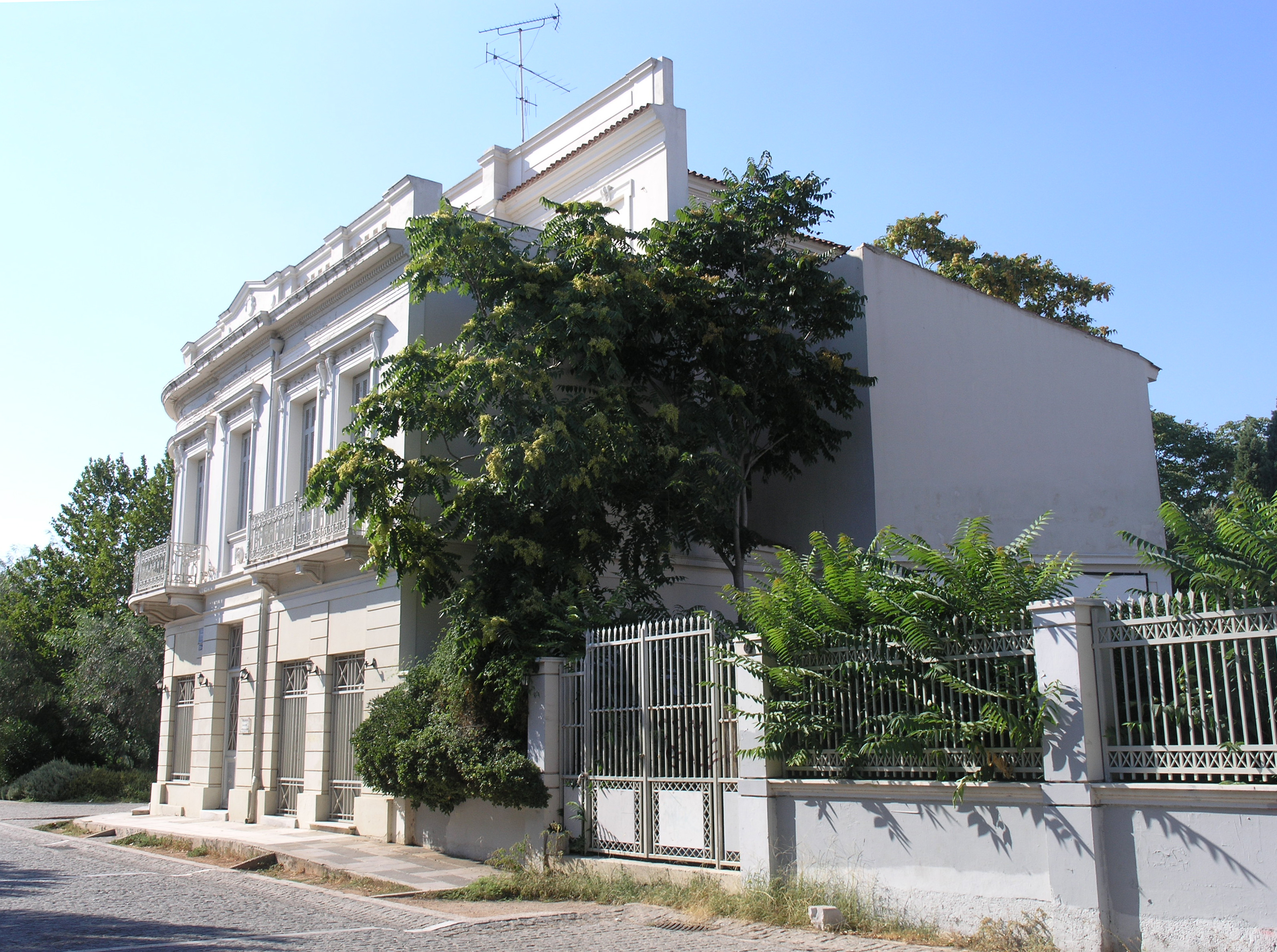 General view of the building and yard from Ermou str.