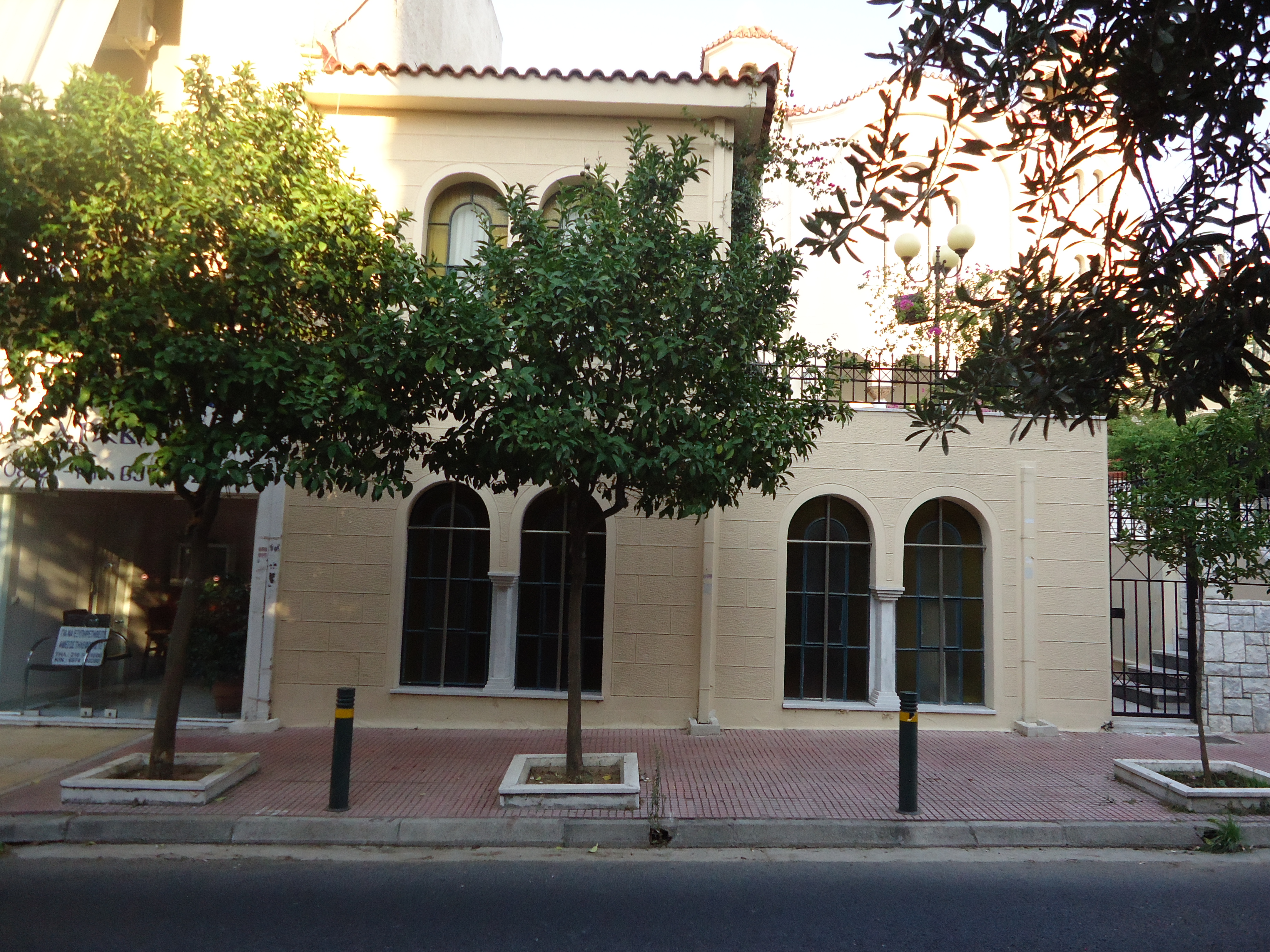 View of the main facade of the auxiliary buildings