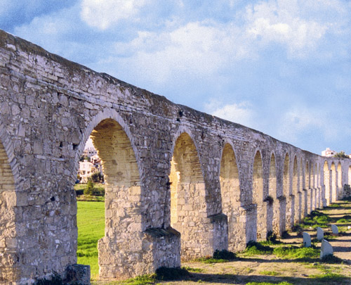 Άποψη των μεγάλων αψίδων του αρχαίου υδραγωγείου της Λάρνακας. Το όλο έργο καταλαμβάνει συνολικά 16 χλμ και υδροδοτούσε την πόλη με το σύστημα των περσικών κανάτς (λαγούμια). Το όλο έργο ανακαινίσθηκε και λειτούργησε ξανά με την οικονομική συνεισφορά του τούρκου διοικητή Λάρνακας το 1746.