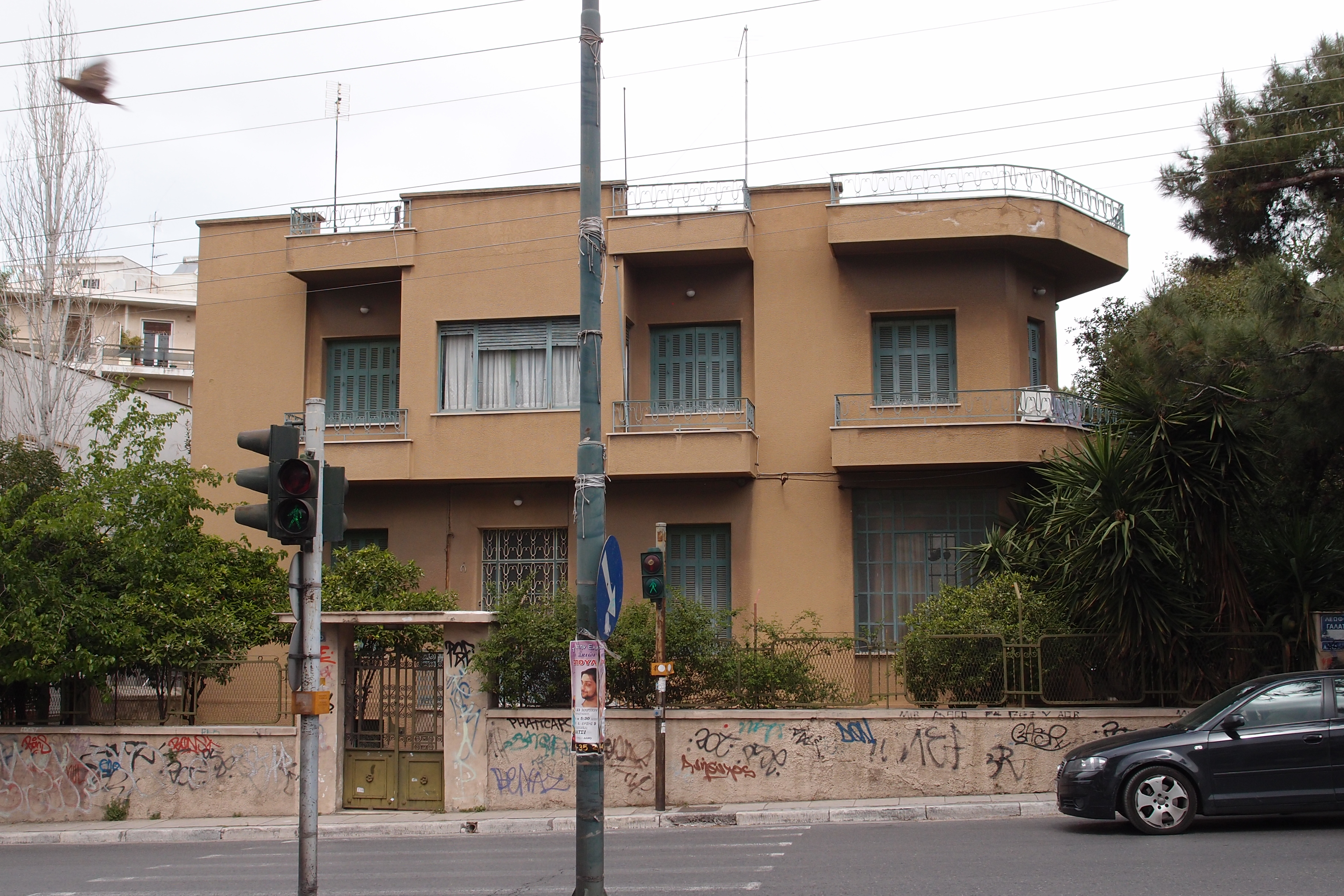 H πρόσοψη του κτηρίου προς την Λεωφόρο Γαλατσίου