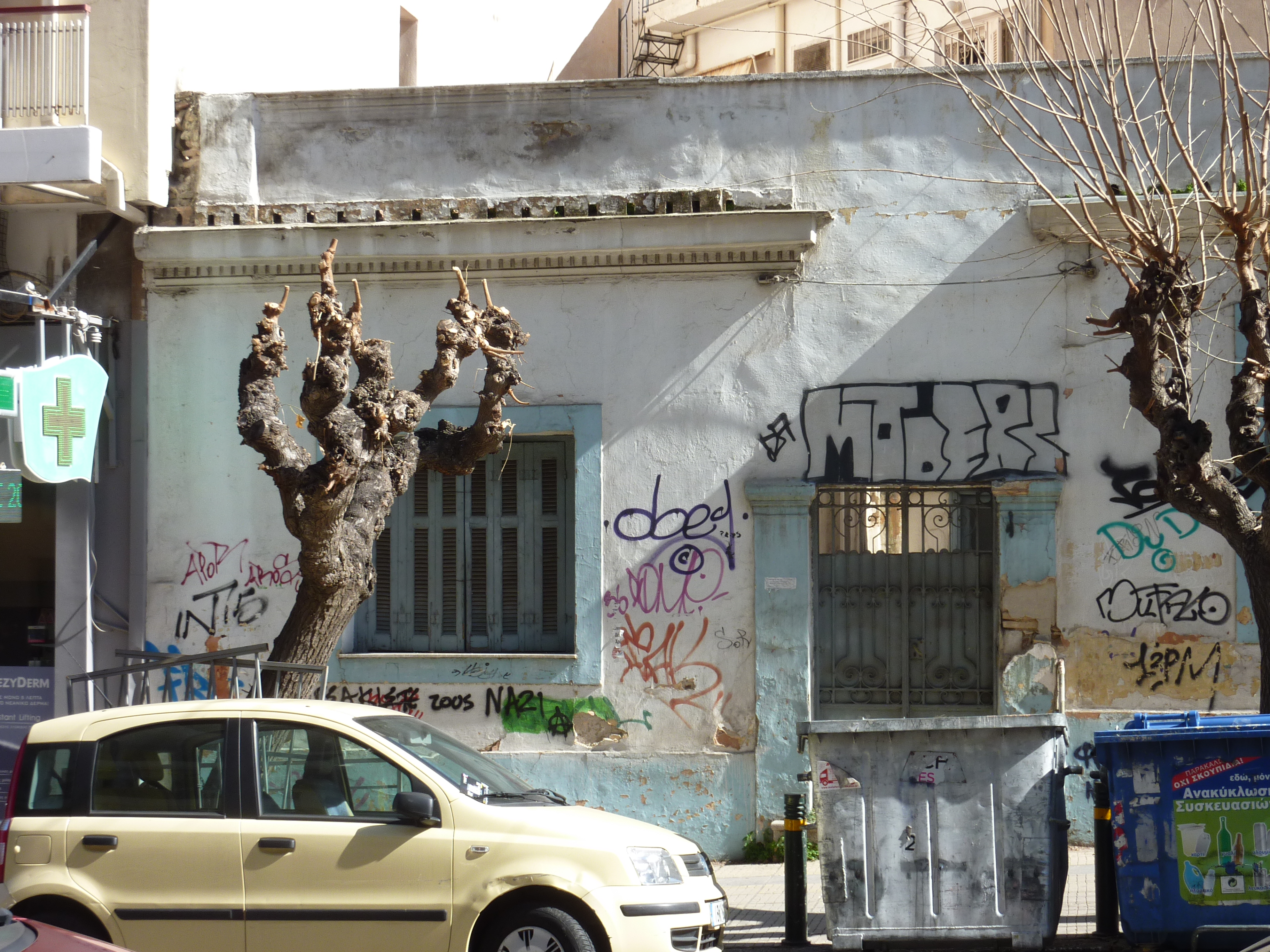 Λεπτομέρεια κύριας όψης επί της οδού Βρυάξιδος. Άποψη του ανεξάρτητου ισόγειου κτίσματος στα αριστερά.