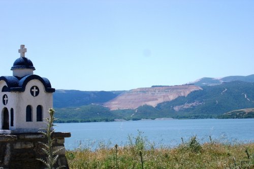 Η τεχνητή λίμνη Πολυφύτου και στο βάθος οι εργασίες για το φράγμα του Ιλαρίωνα