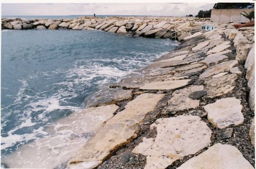 Διάβρωση πρανούς στη νότια ακτή της Πάφου (Χα ποτάμι) εξ αιτίας της κατασκευής φραγμάτων
Πηγή: Ξένια Ι. Λοϊζίδου