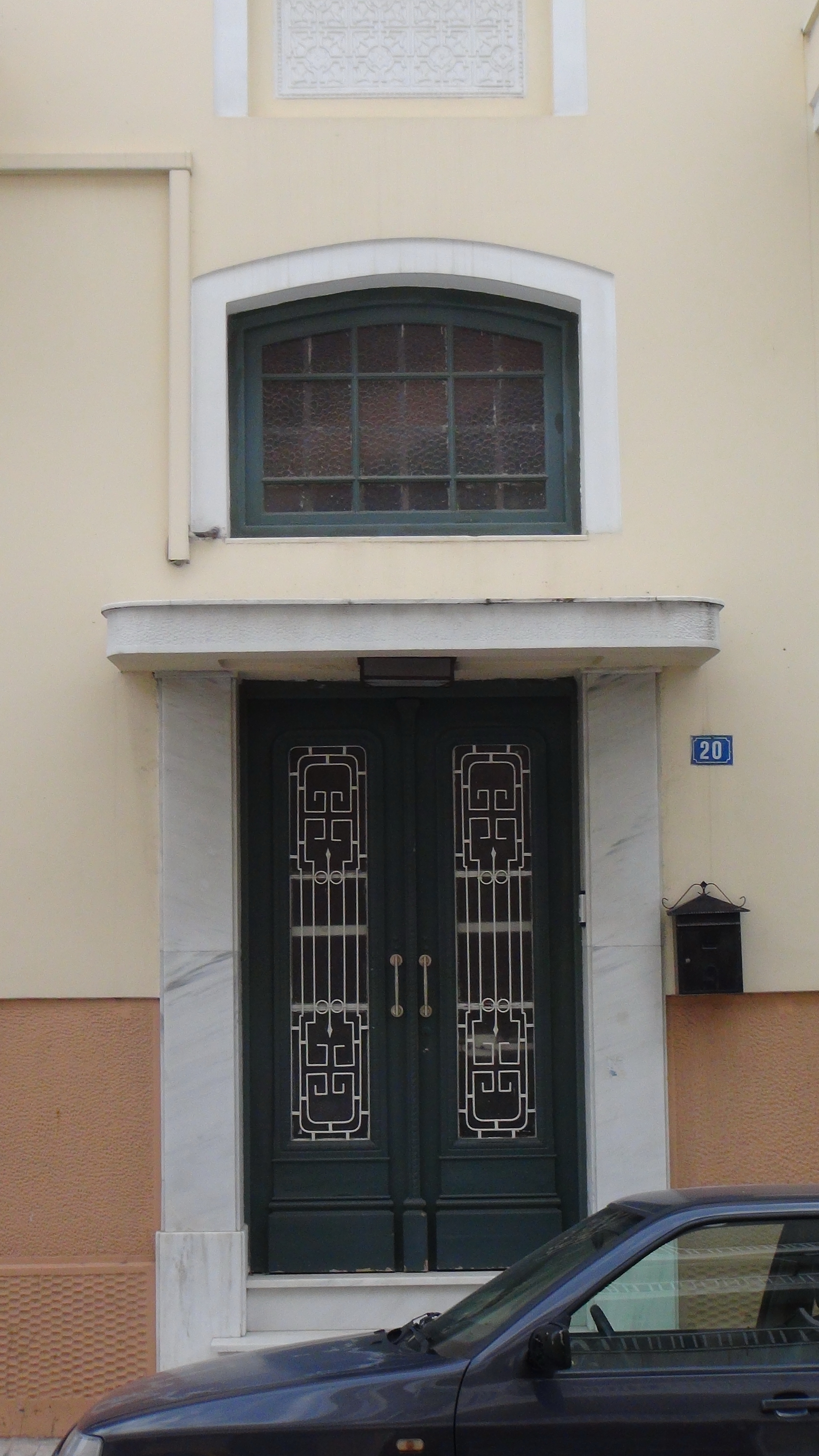 Entrance door in 20 Rostan St.