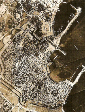 Ιταλική αεροφωτογραφία το 1927.
Πηγή: Μεσαιωνική πόλη Ρόδου.
Έργα αποκατάστασης 1985-2000
