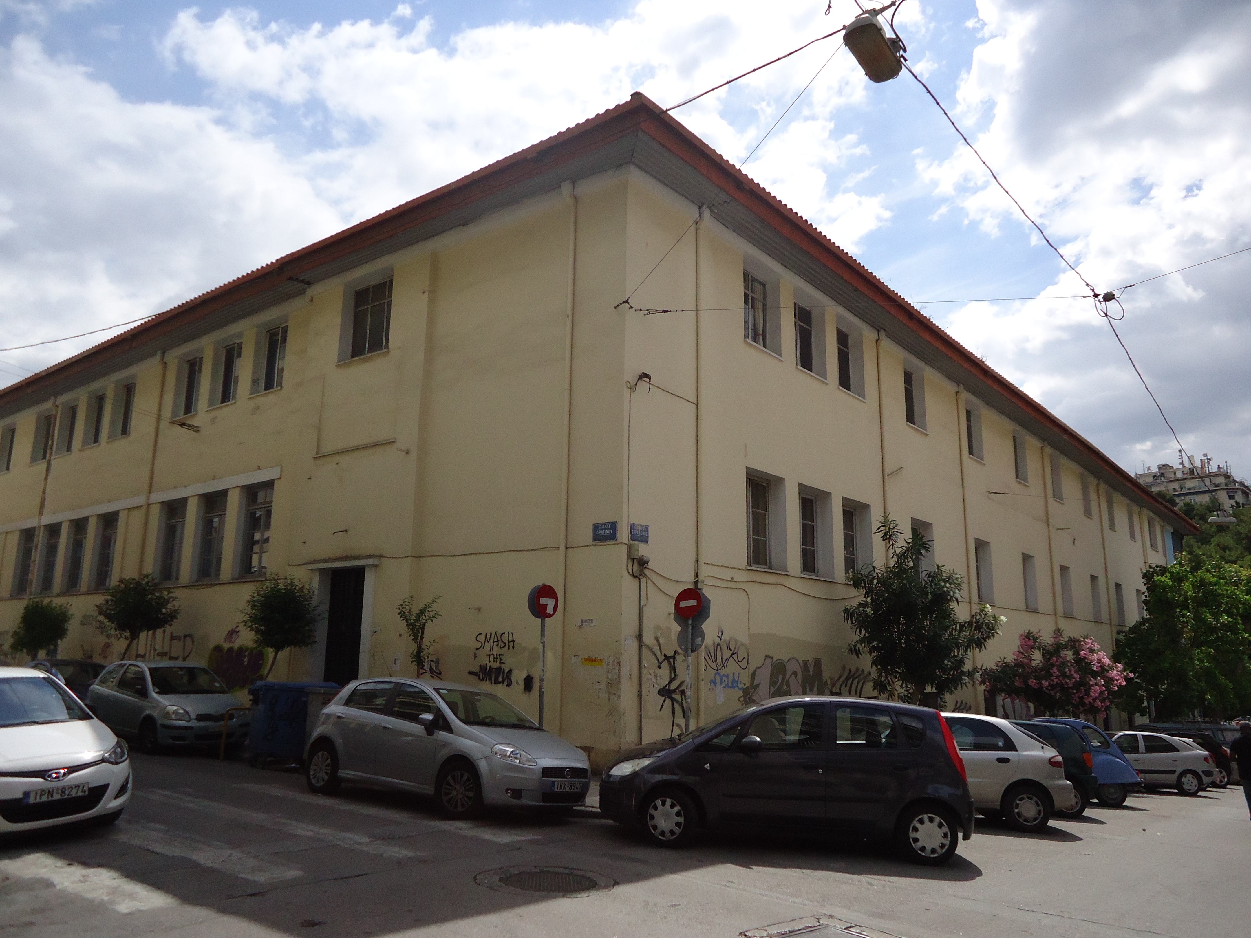 General view of the building from the corner of Stravonos and Pratinou str.