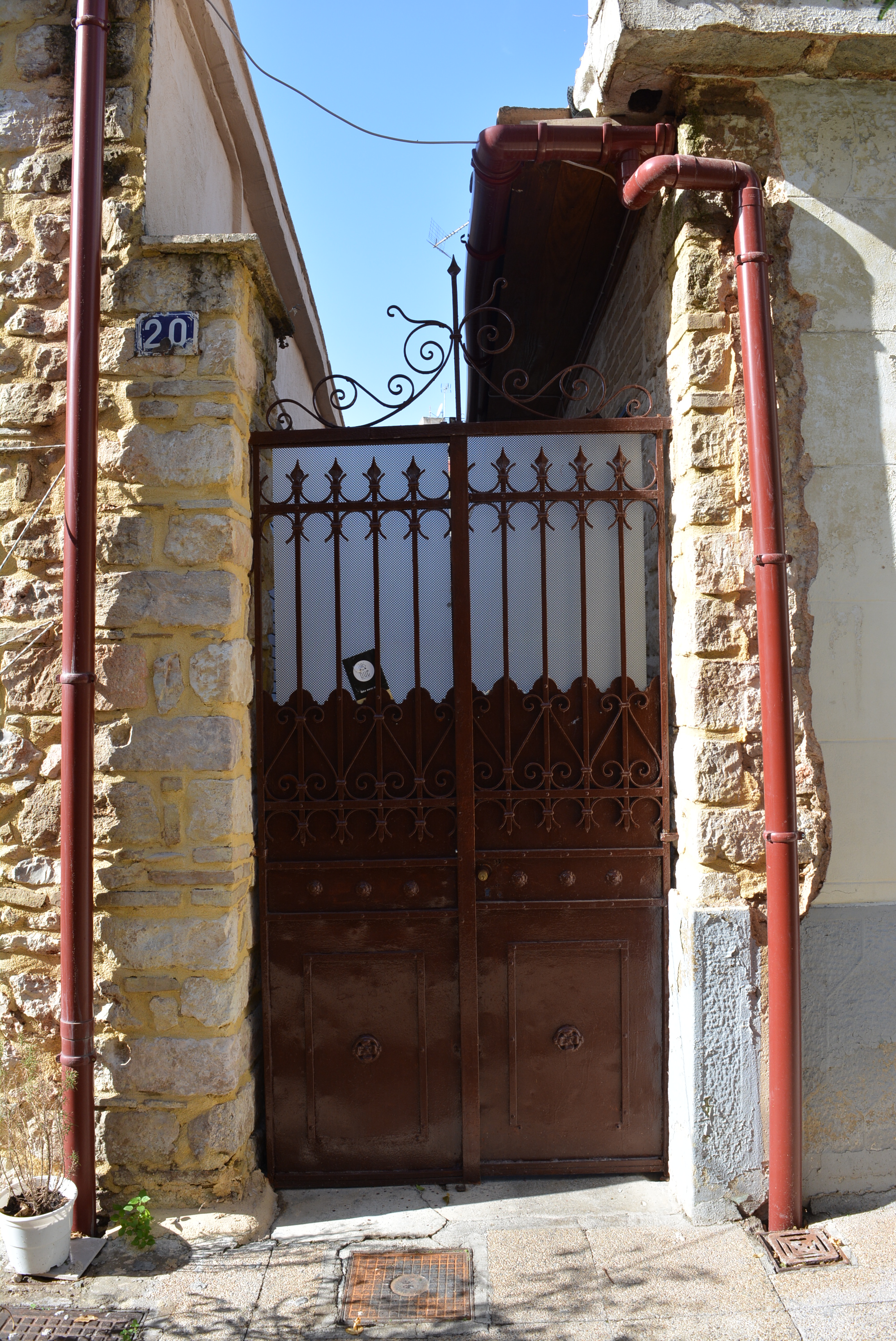 Yard gate