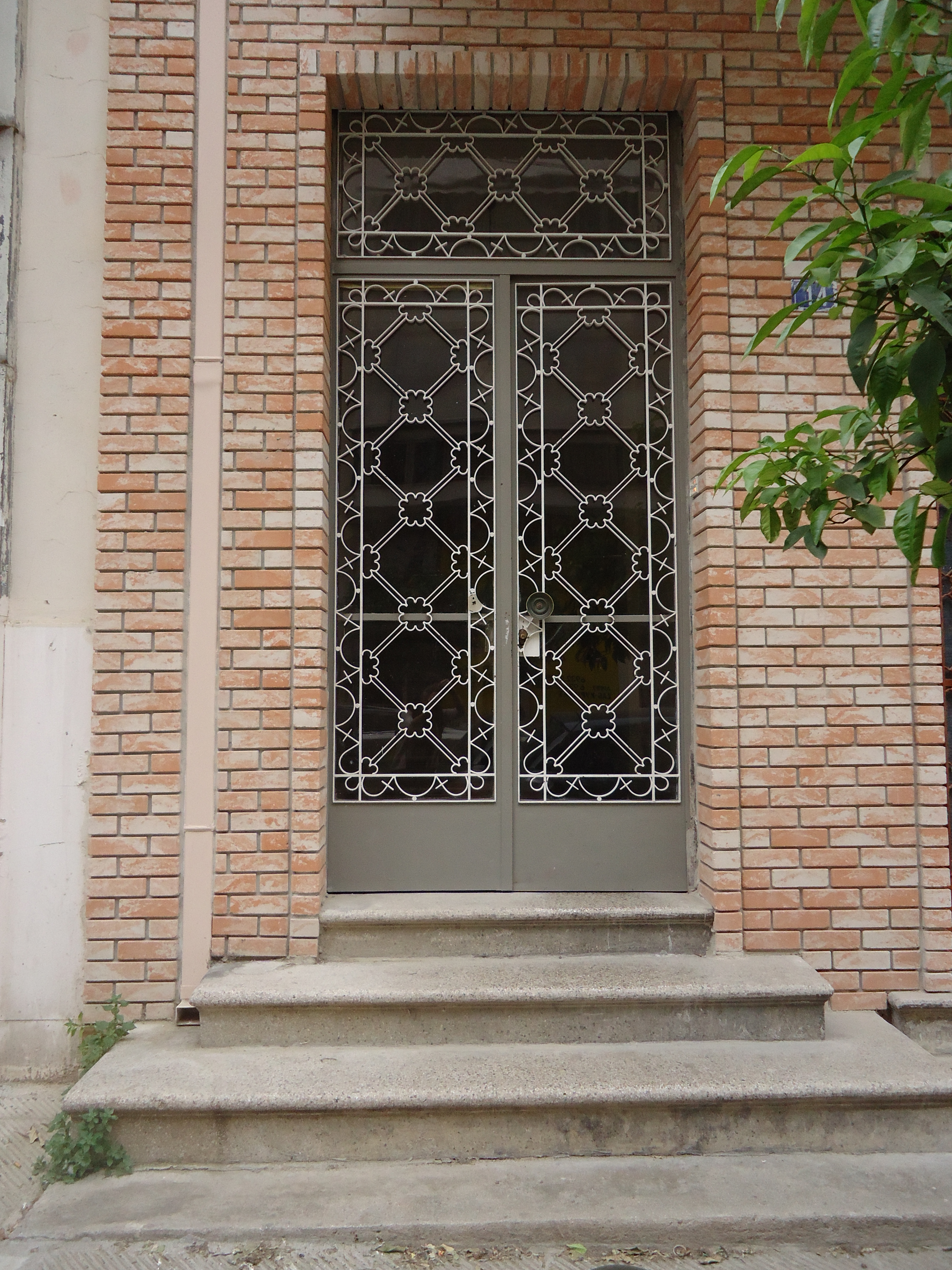 Entrance door to the upper floors (2015)